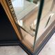 Ancien comptoir vitrine d’angle de maroquinier