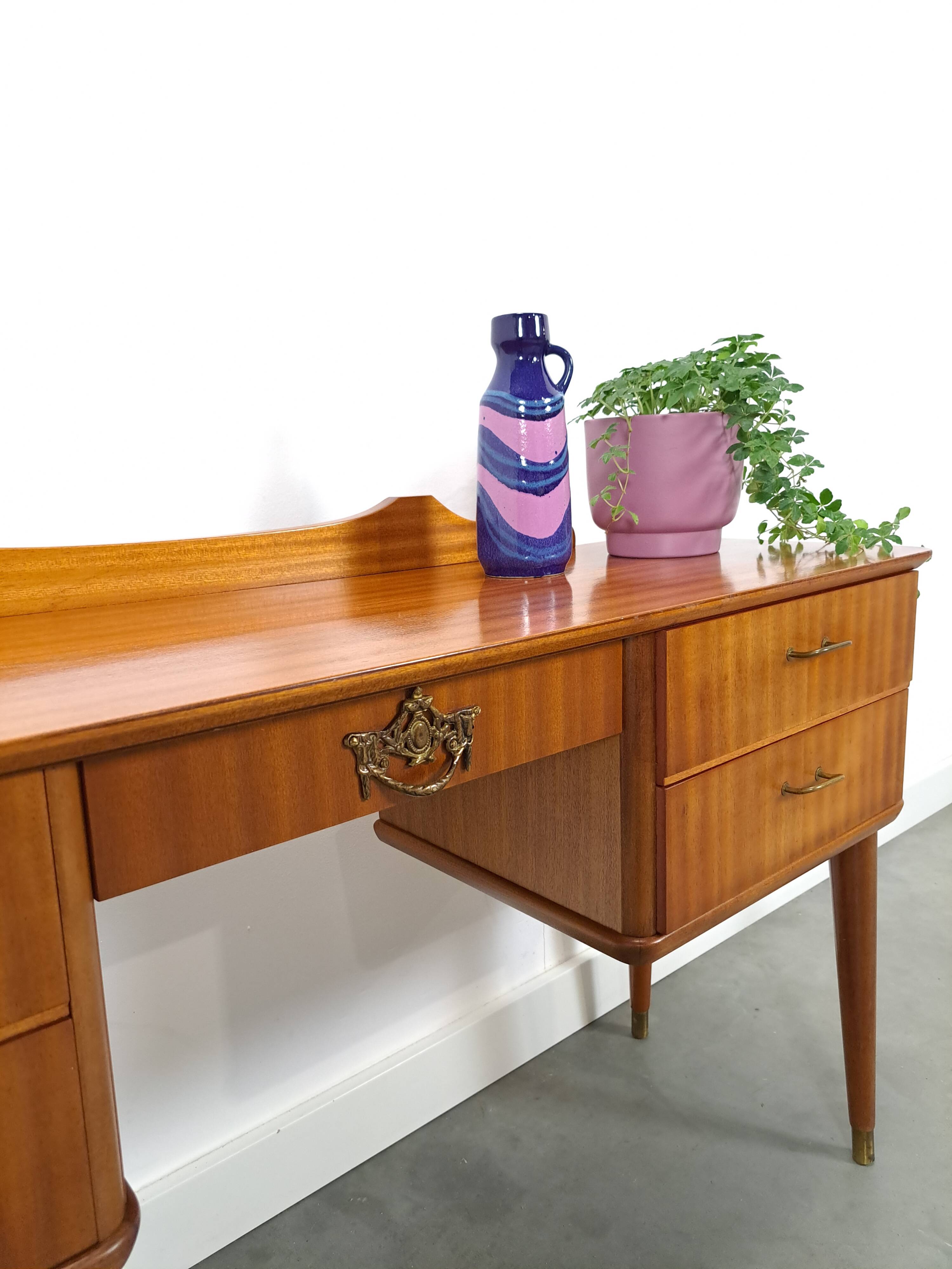 Side table met lades en messing details uit Zweden, kinder bureau