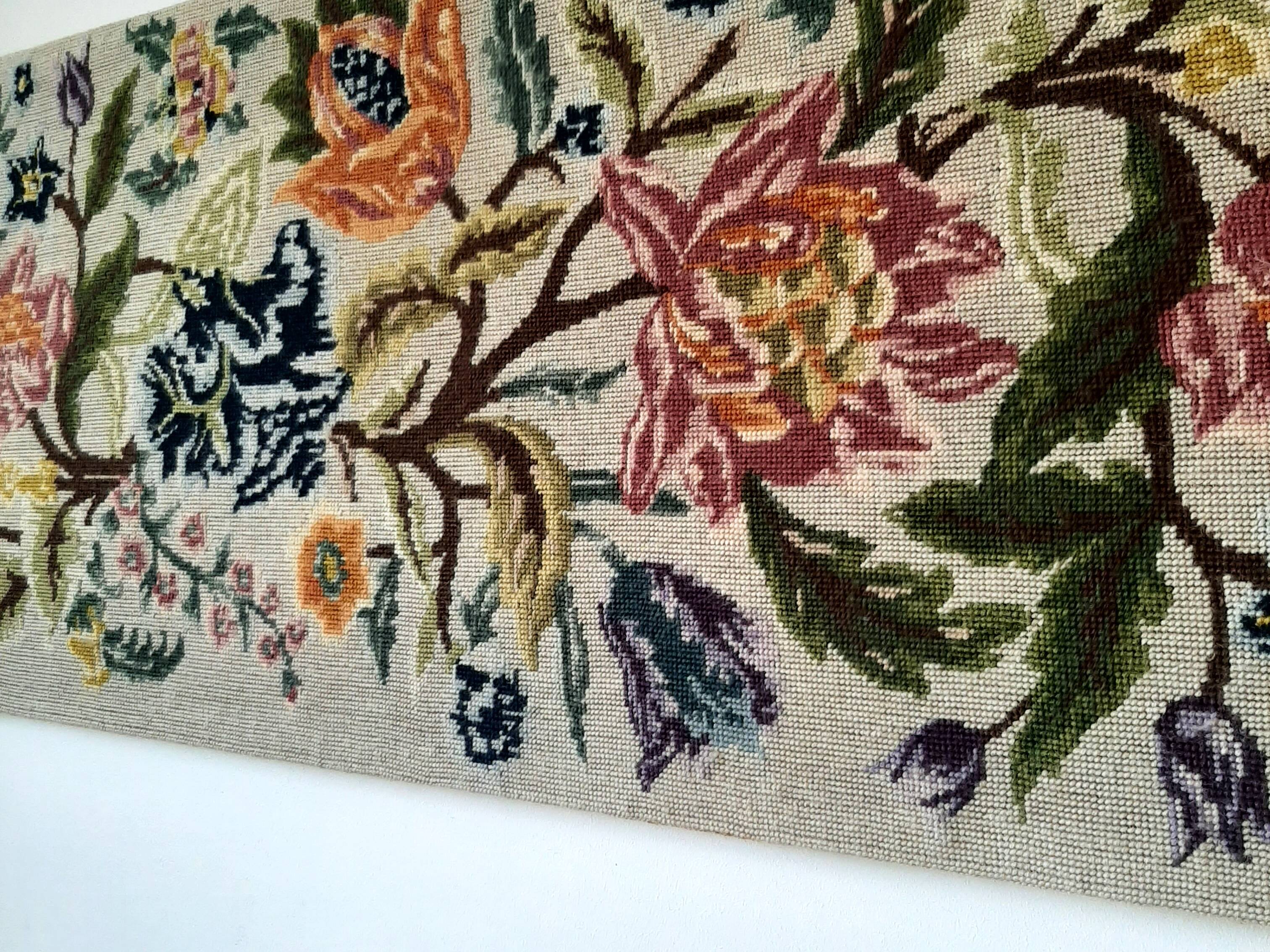 1970s wall tapestry with large multicoloured flowers