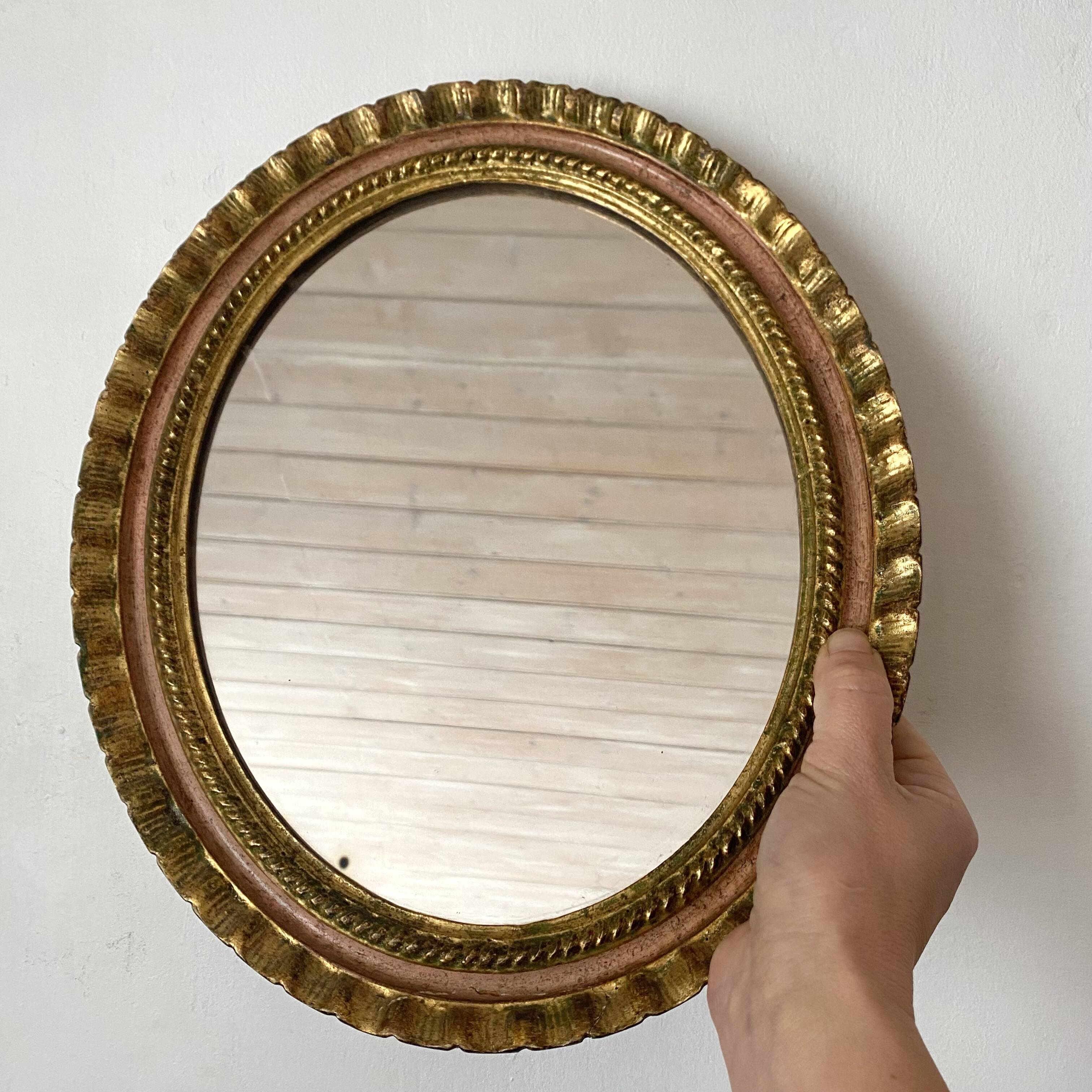 Oval Florentine mirror in powder pink and gold wood, 1960s.