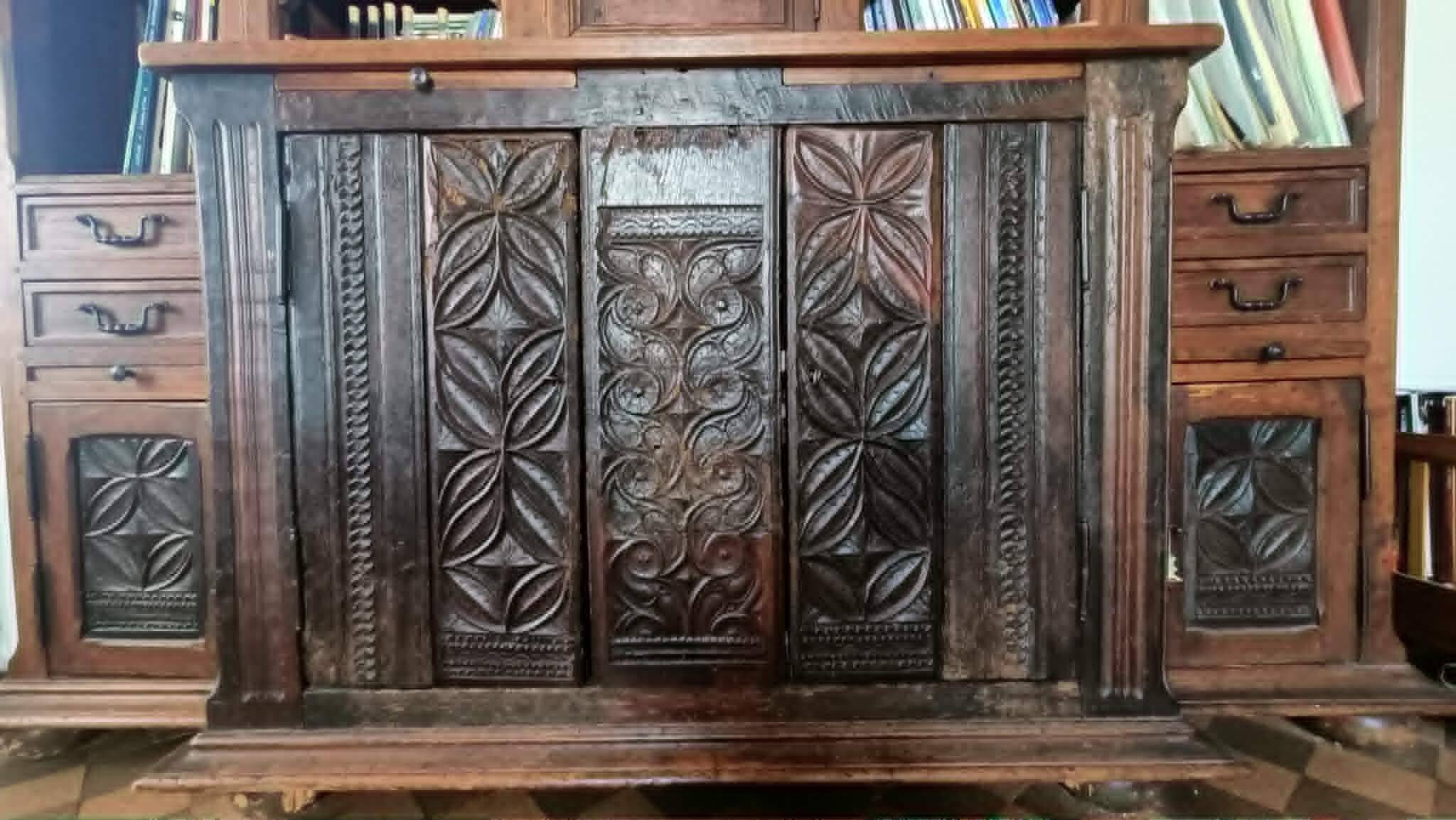 Grand meuble breton ancien en chêne – éléments sculptés anciens