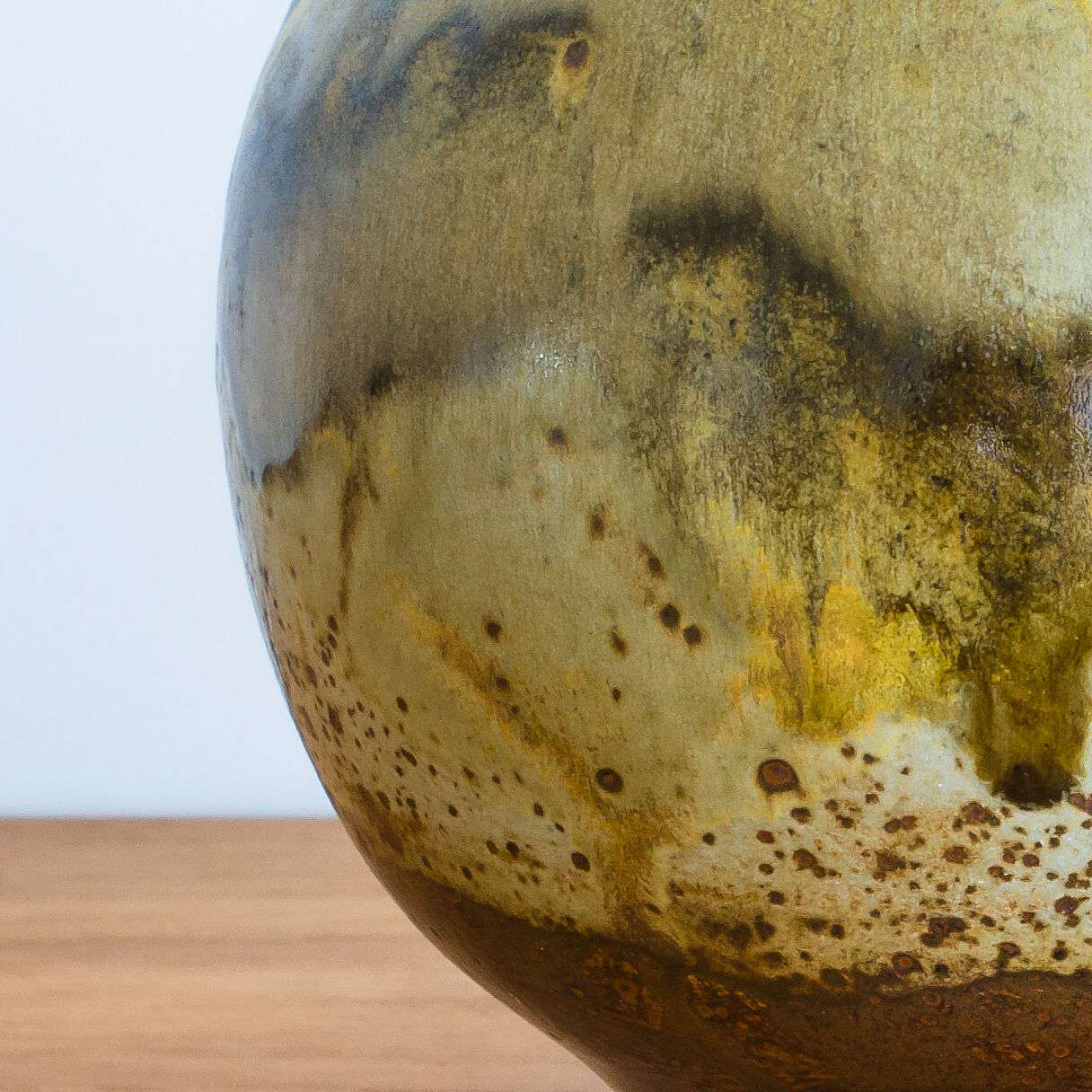 Green enamelled circular sandstone amphorae - Work Francais - Circa 1960