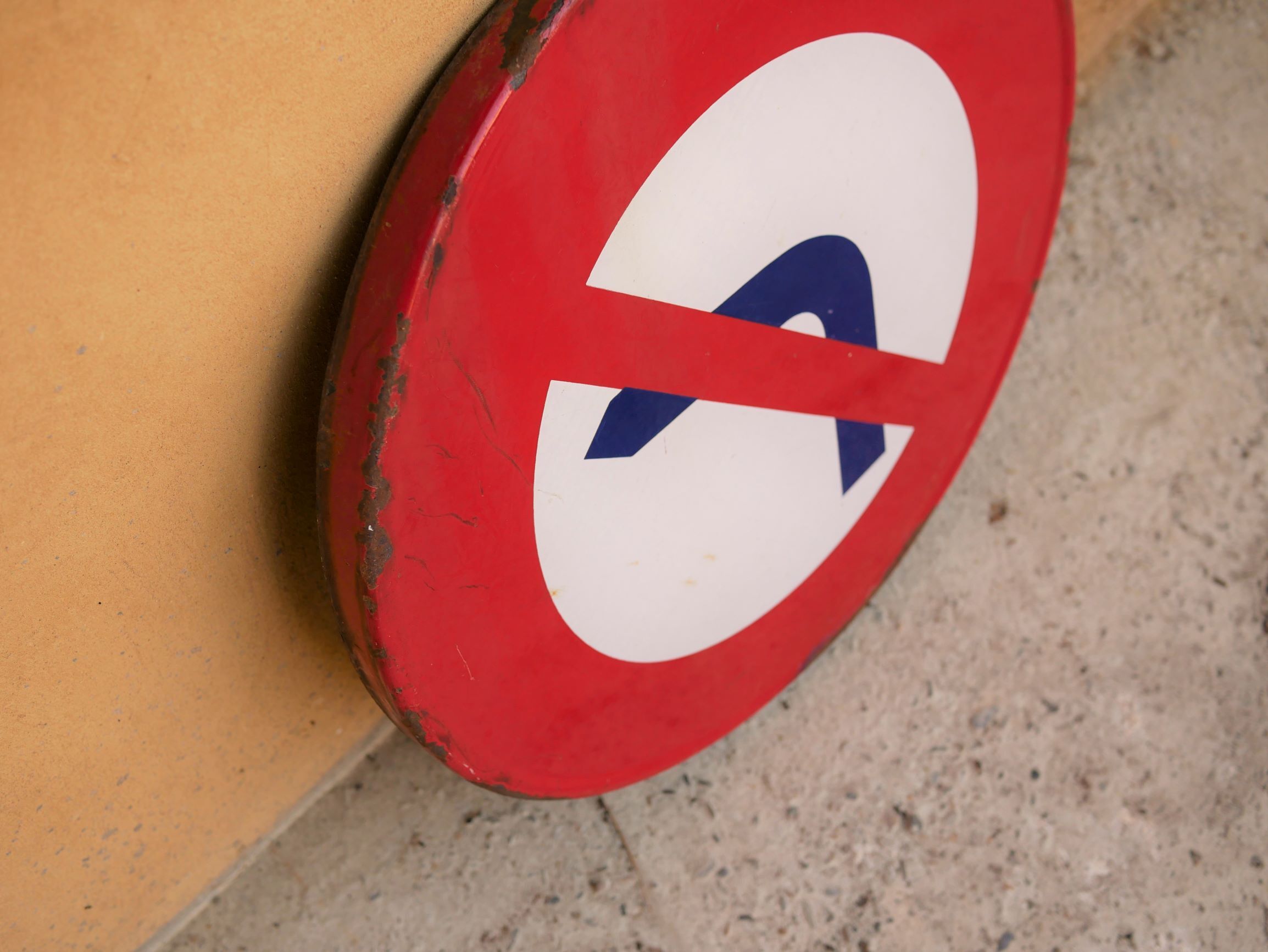 Enamelled plate Vintage panel "no turning left"