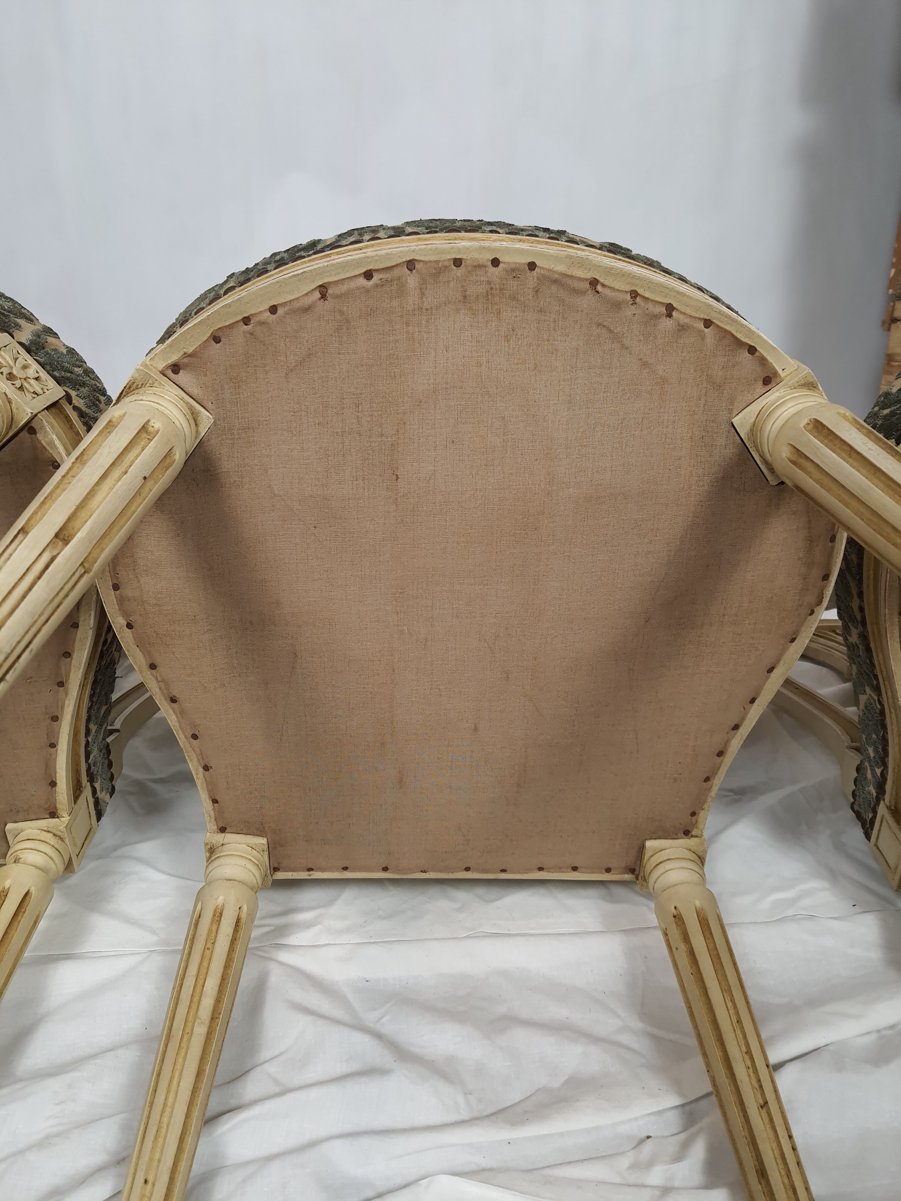 5 chaises en bois laqué blanc style Louis XVI