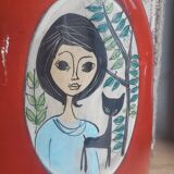 Vintage Français années 1960 Jean de Lespinasse, JdL 330, Vase ovale émaillé rouge avec portrait féminin.