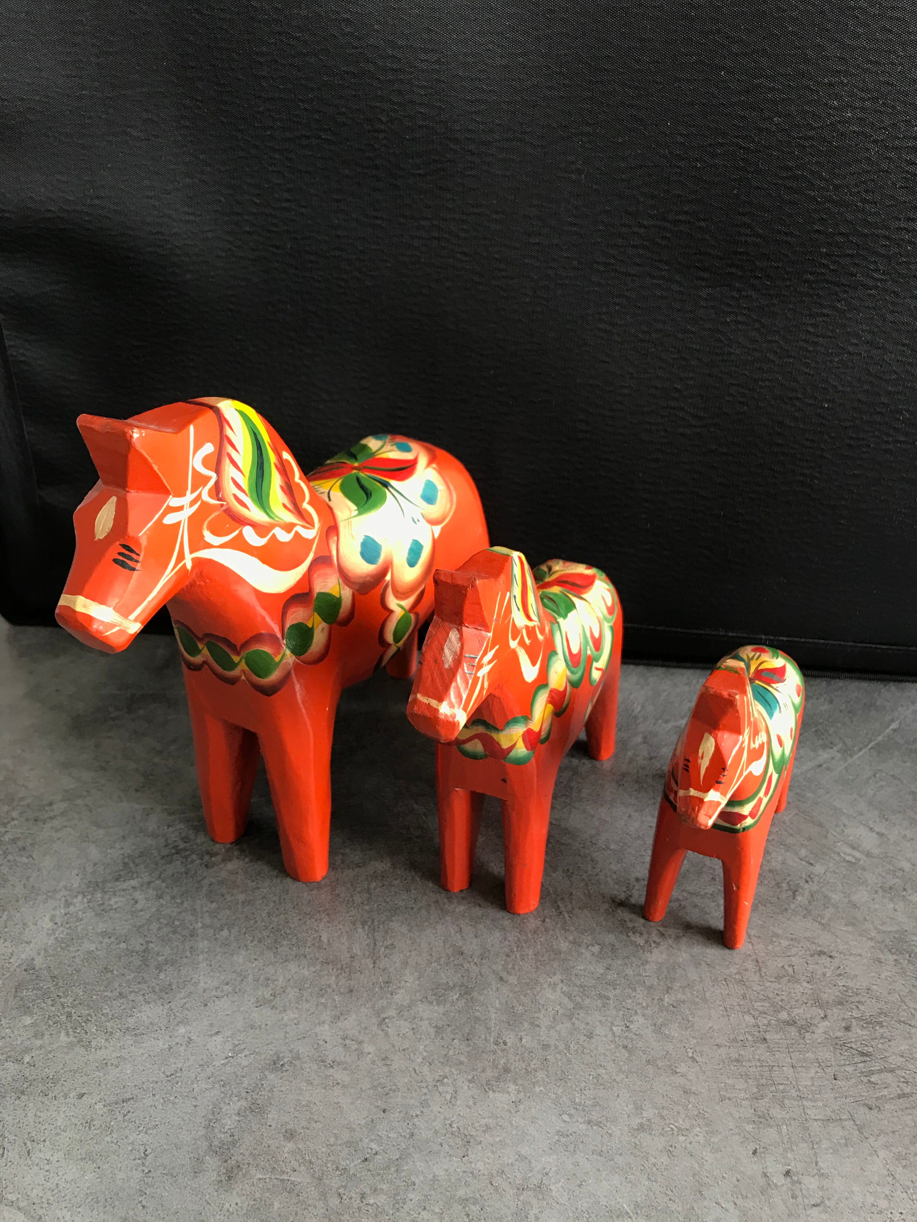Set of 3 wooden dalecarlie horses