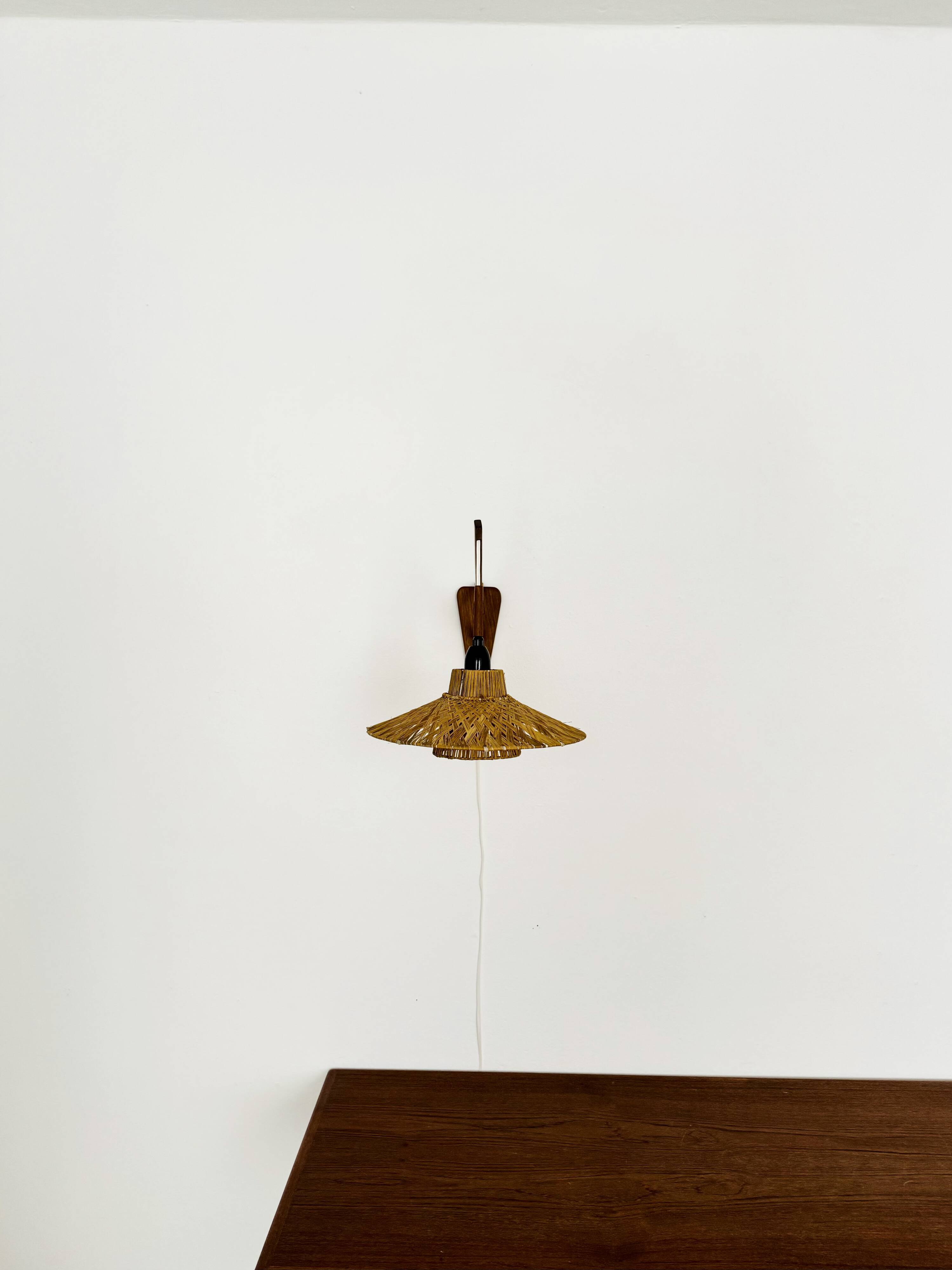 Lampe murale en teck et raffia ajustable