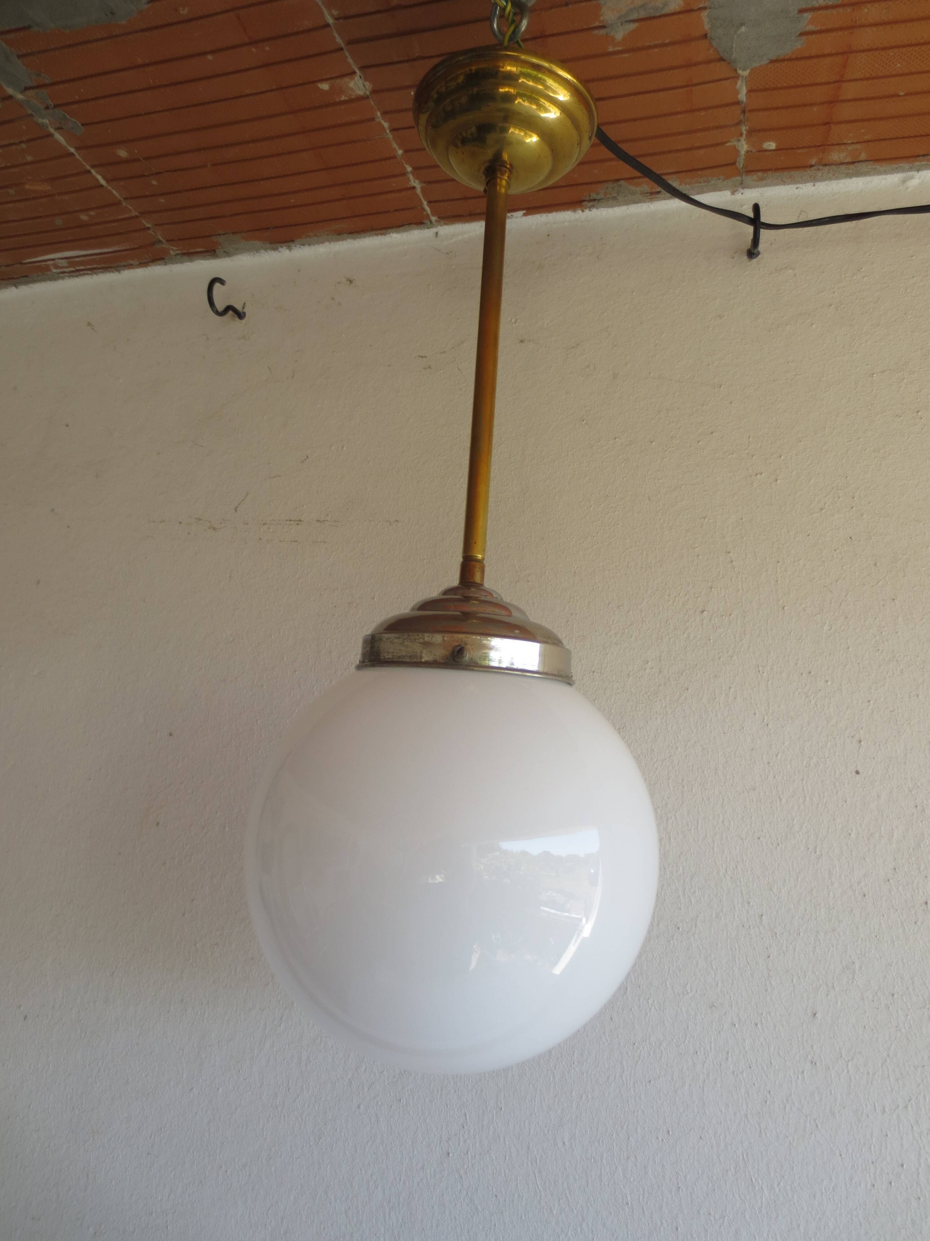 Suspension  laiton et opaline blanche