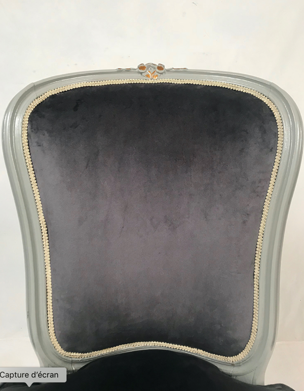 Chauffeuse de style Louis XV bois laqué gris rechampi or