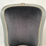 Chauffeuse de style Louis XV bois laqué gris rechampi or