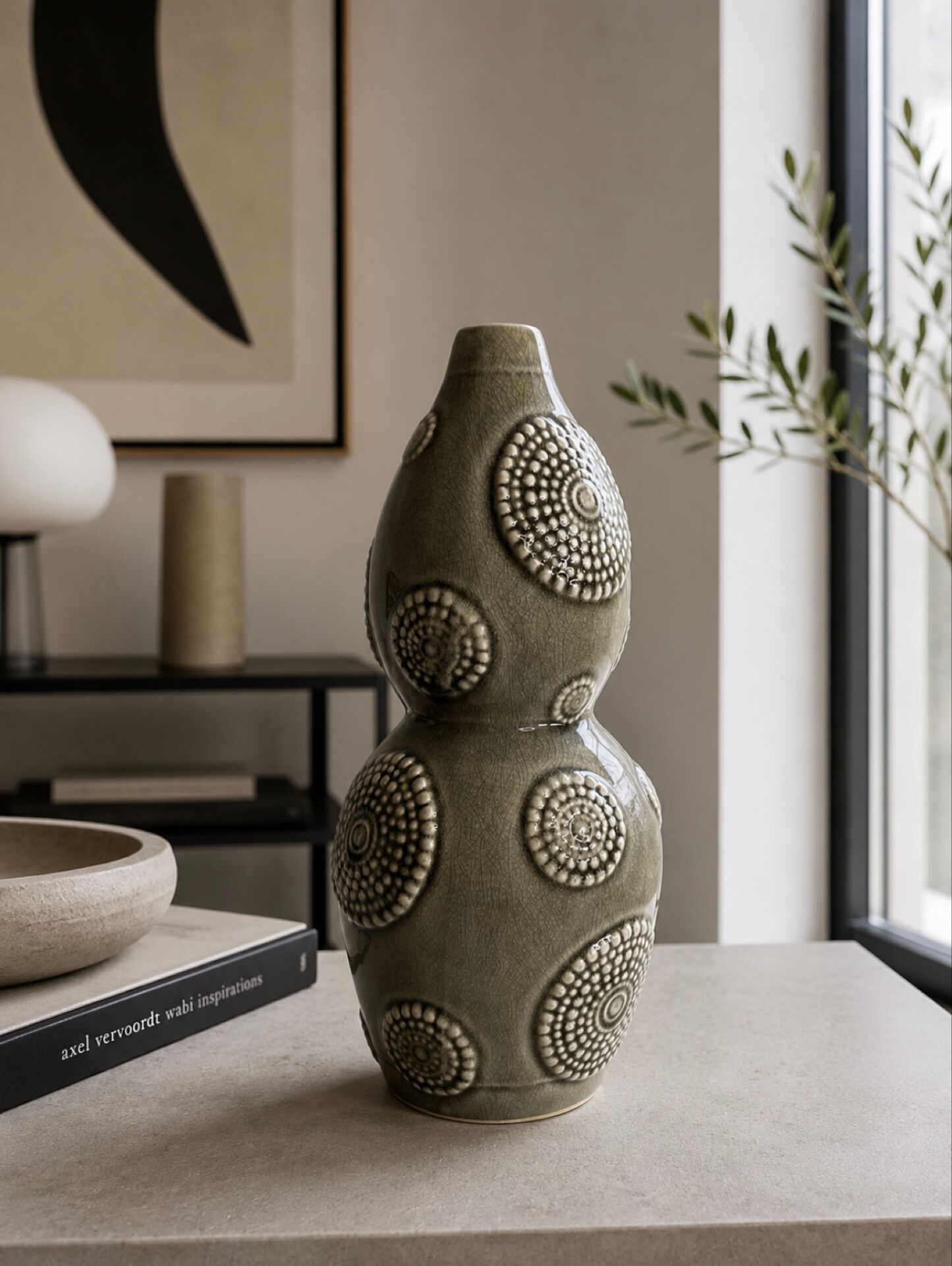Vase en céramique grise à décor en relief
