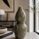 Vase en céramique grise à décor en relief