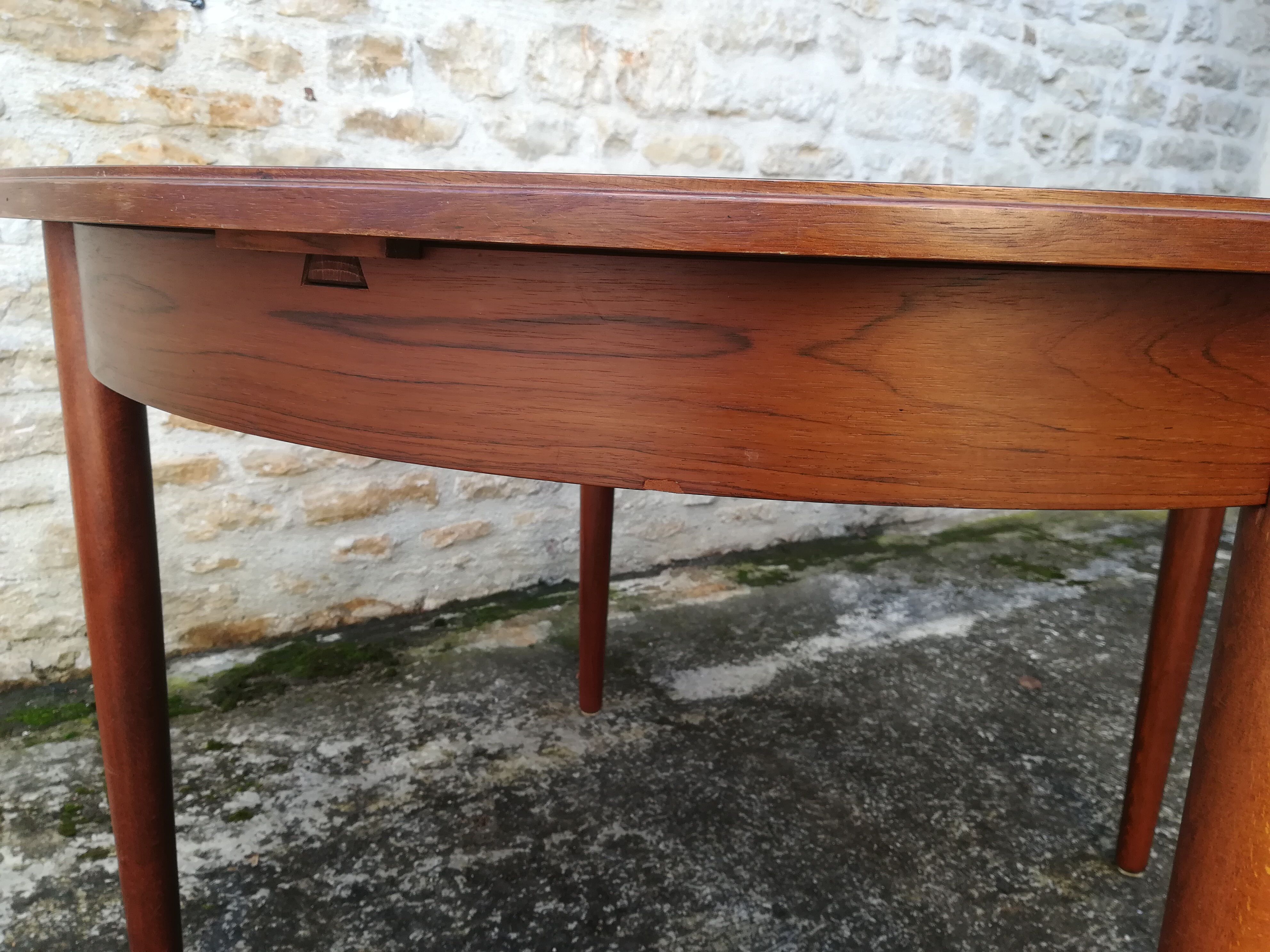 Scandinavian table with extension