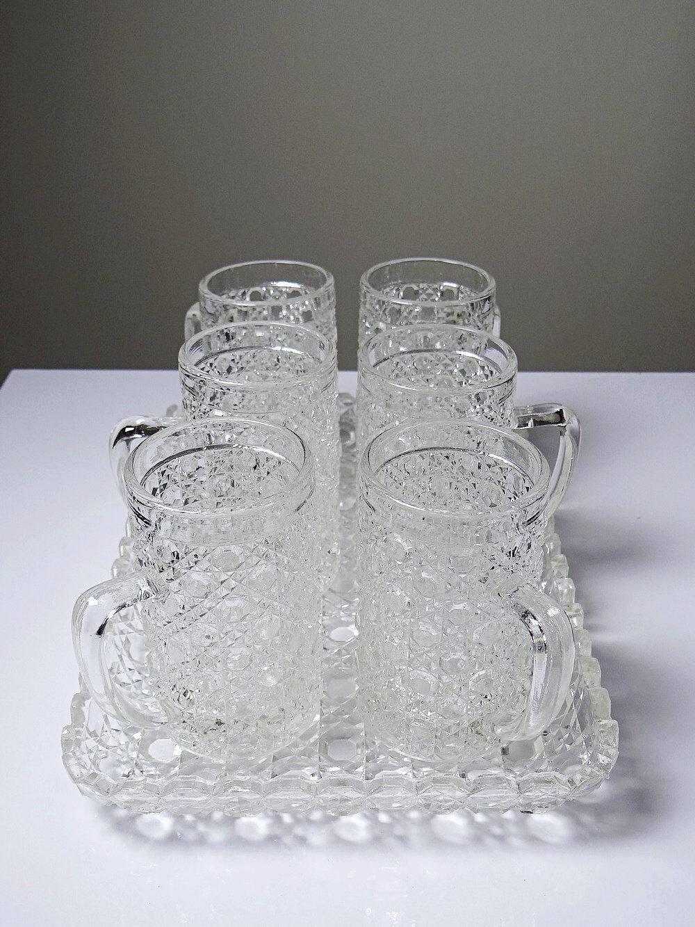 6 petites chopes et plateau vintages/anciennes en verre pressé style art déco