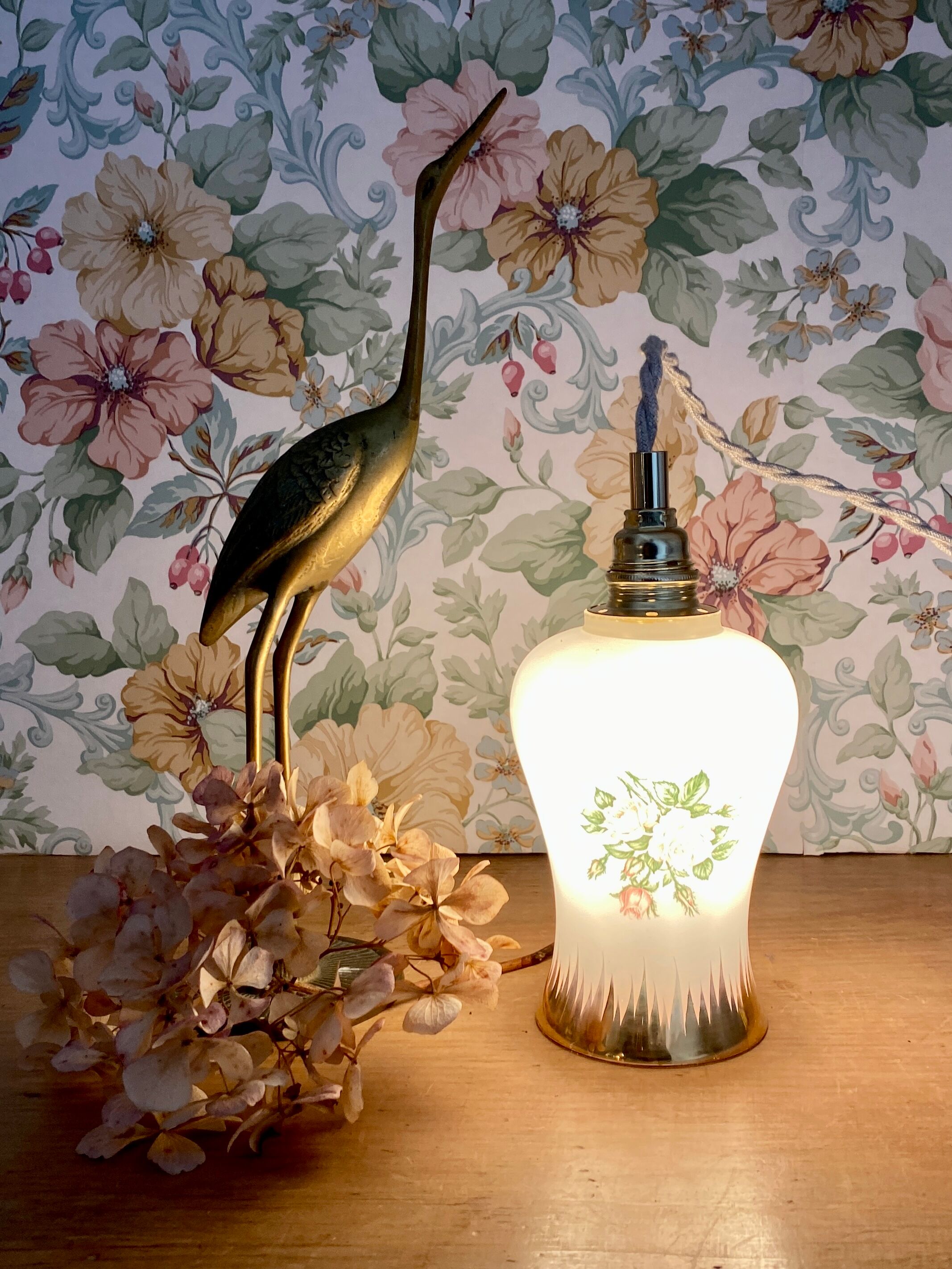 Vintage tulip ride in white opaline drawings of roses