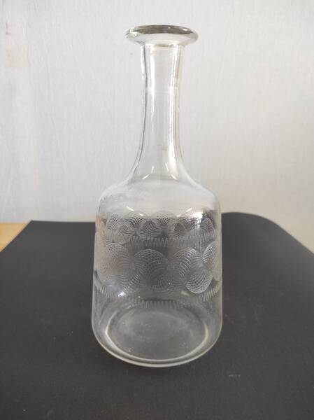 Carafe en verre moulé et gravé