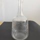 Carafe en verre moulé et gravé