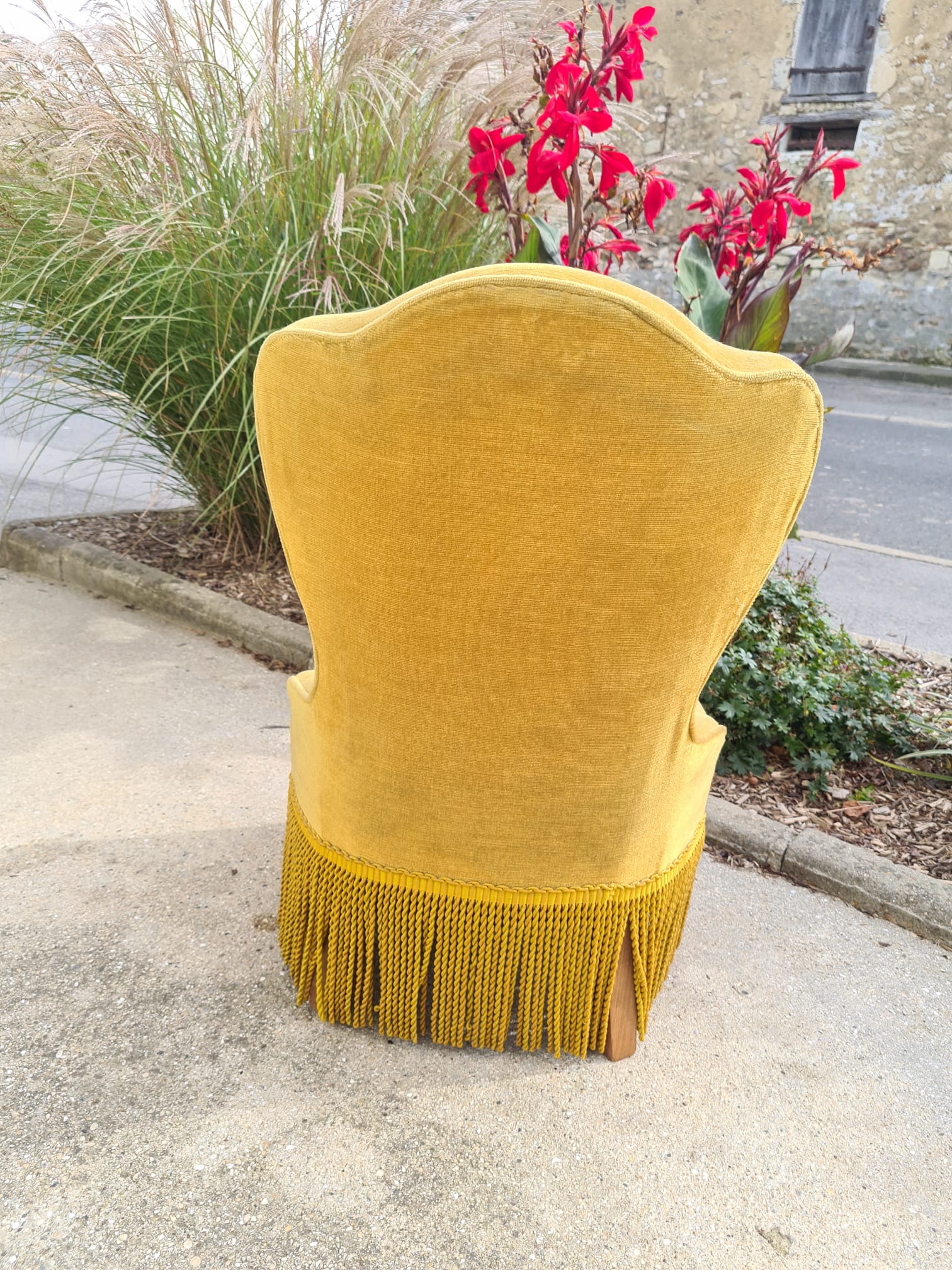 Yellow toad armchair with fringes