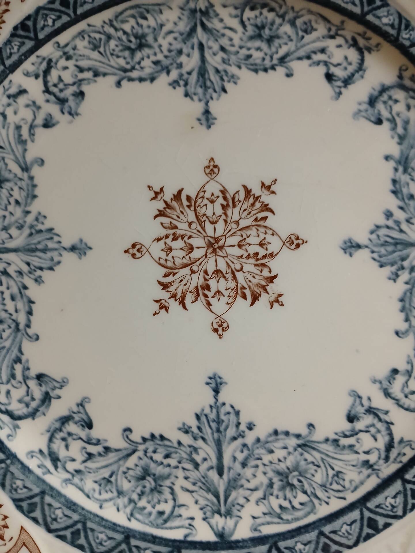 2 assiettes anciennes en Terre de fer Longchamp 