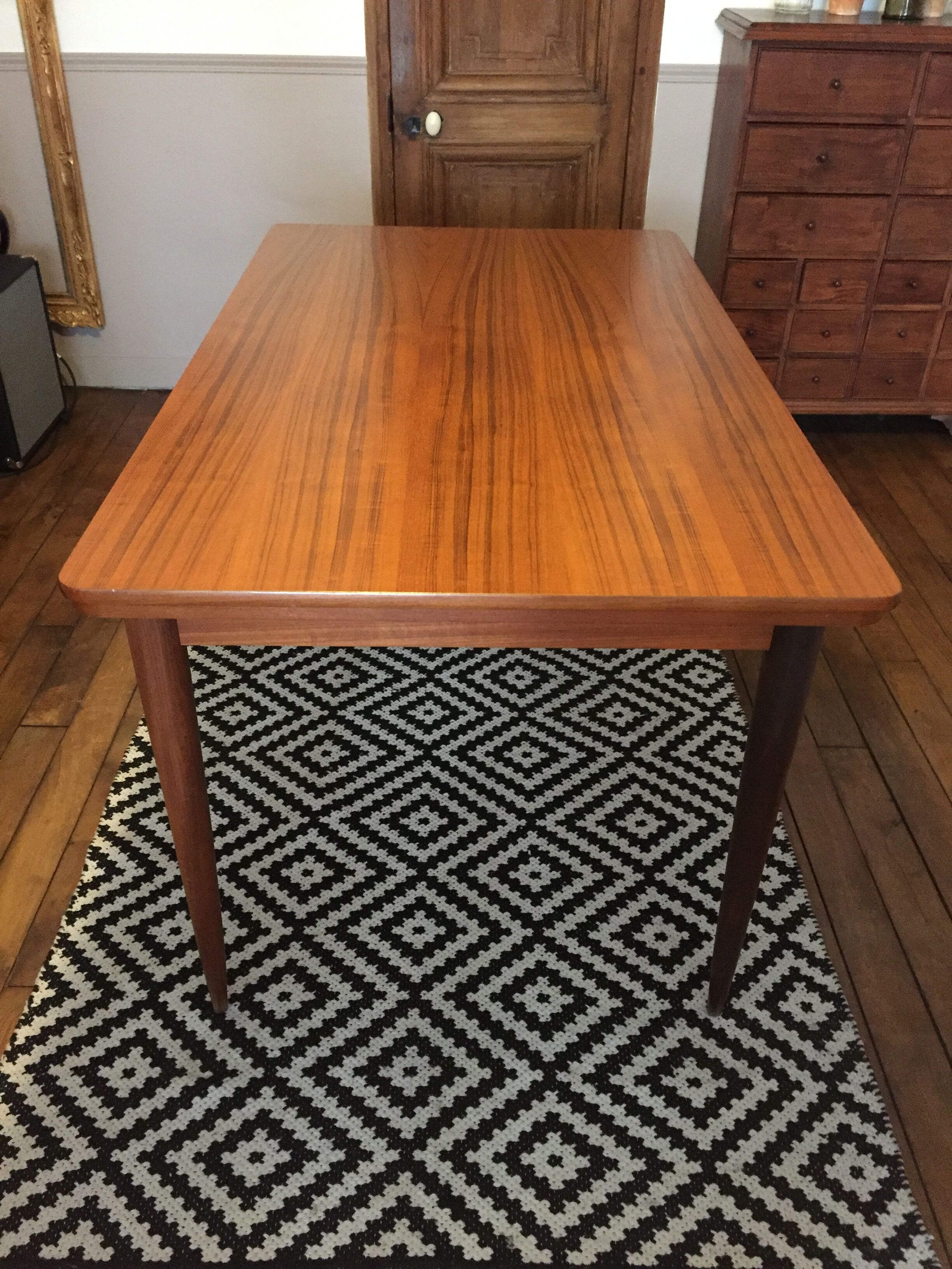 Extendable Scandinavian table