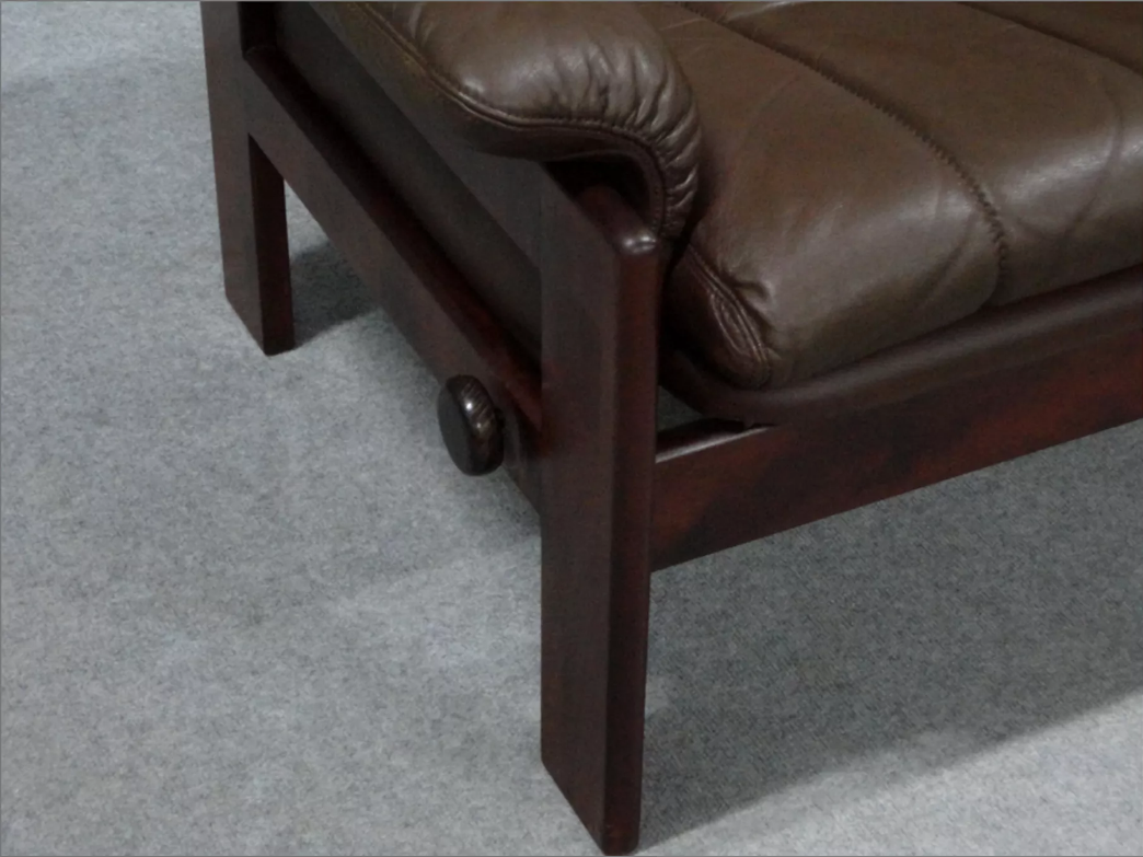 Pair of armchairs and ottoman in leather, 1970