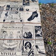 Table à manger en teck avec plateau illustré