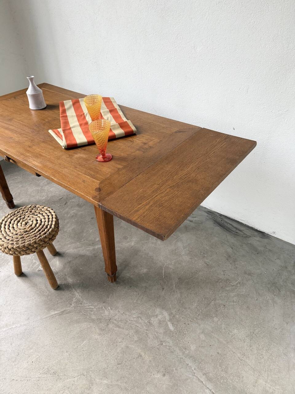 Extendable farmhouse table in oak