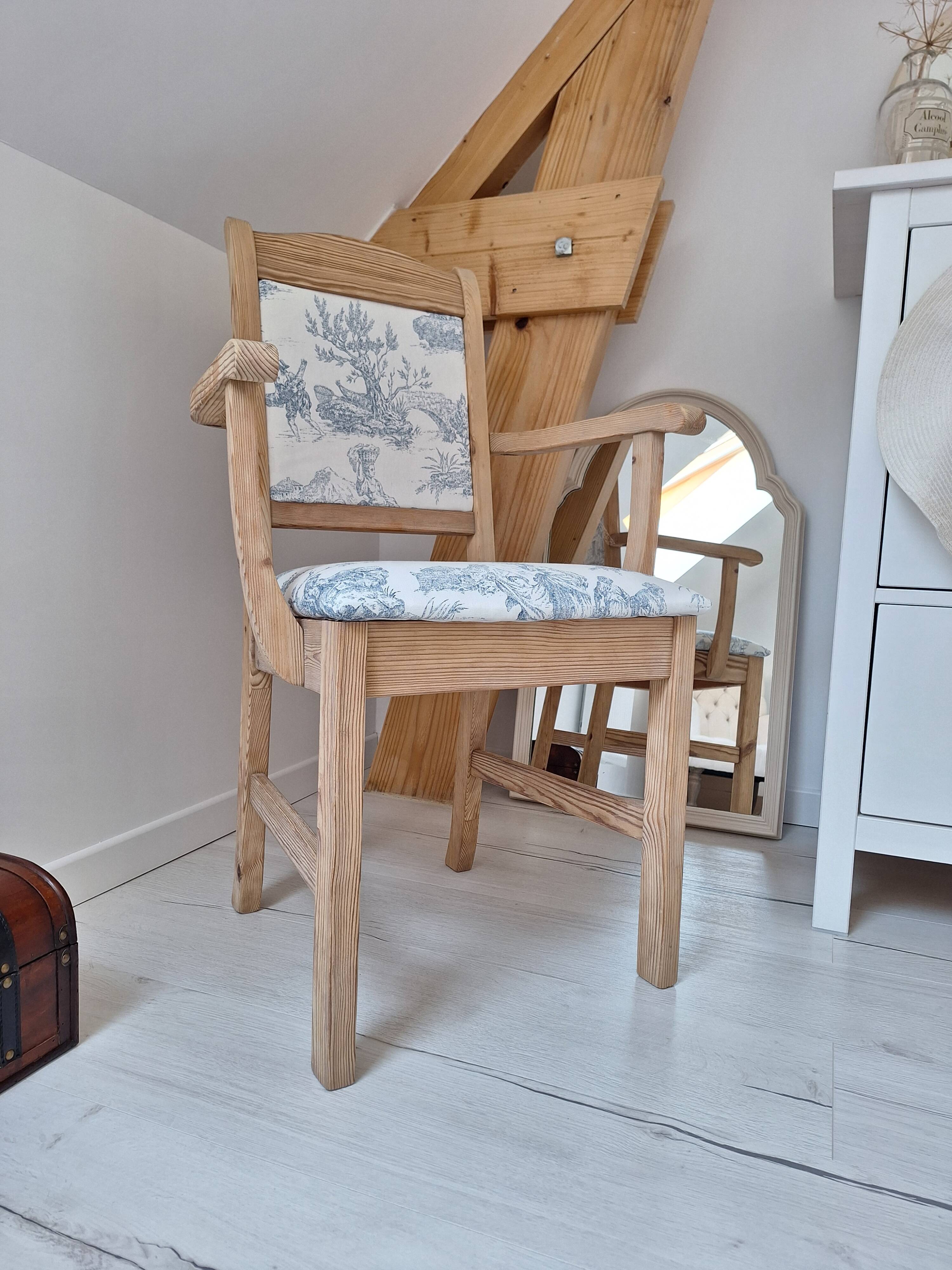 Chair / Armchair in solid wood and blue toile de Jouy
