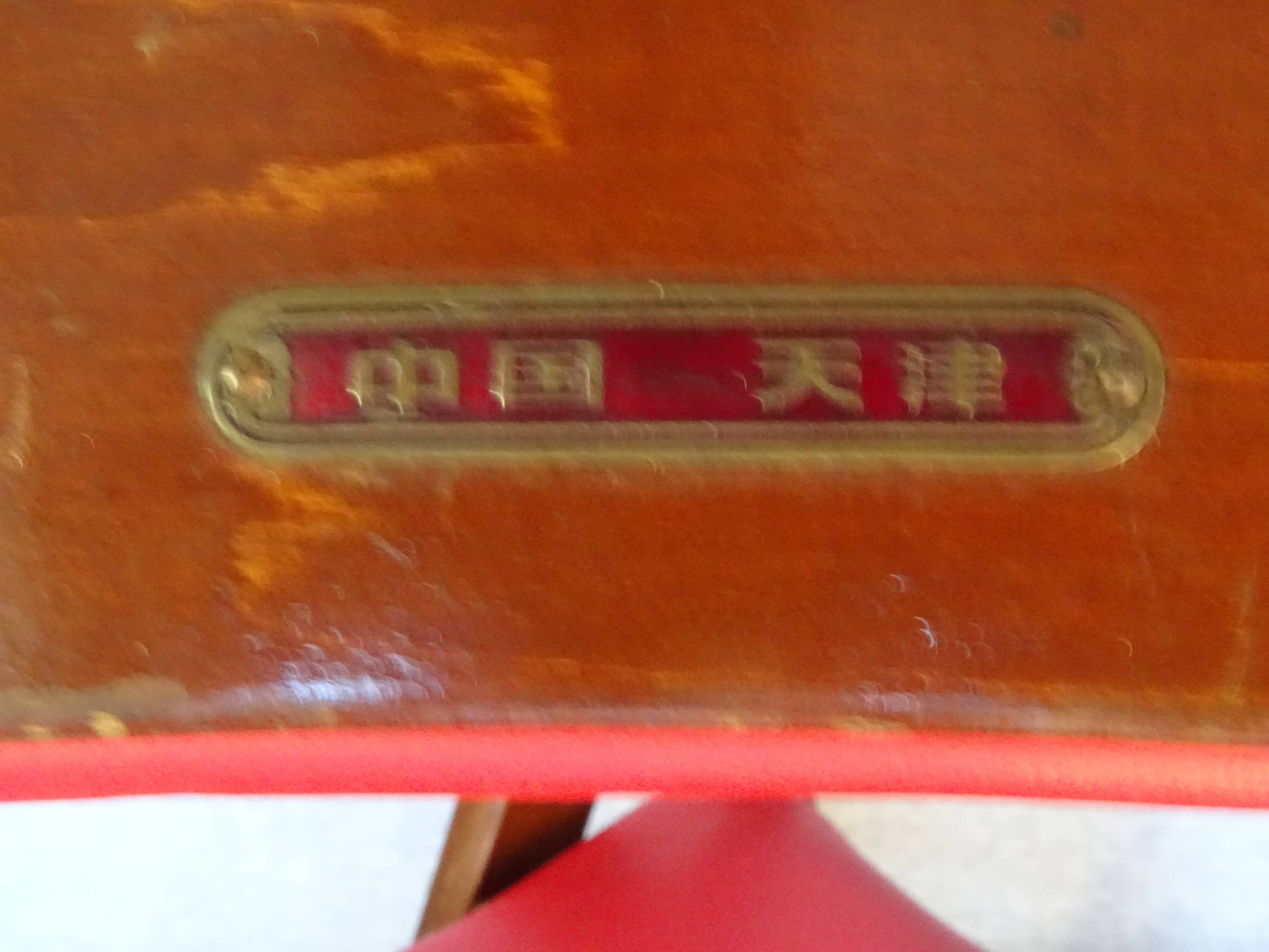 2 chaises pliantes, de secours, assises skaï rouge