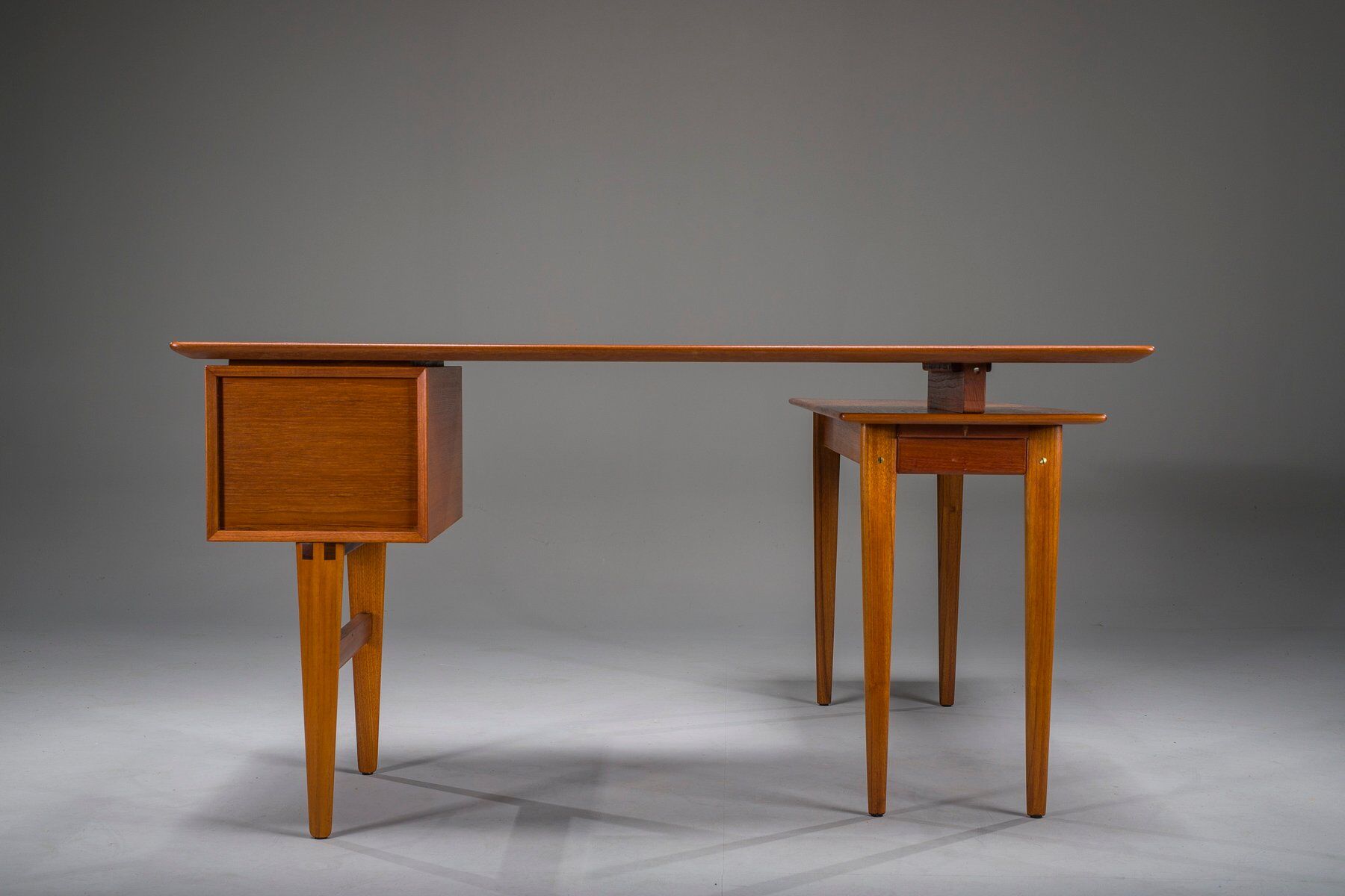 Bureau en teck en L de style mid-century moderne, années 1970