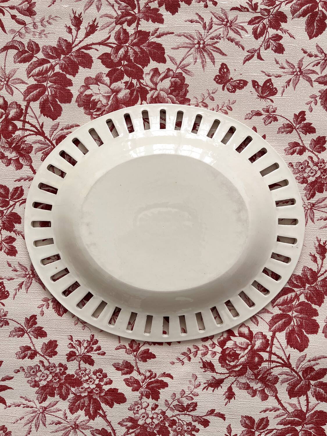 Dish in fine old earthenware, braided and openwork