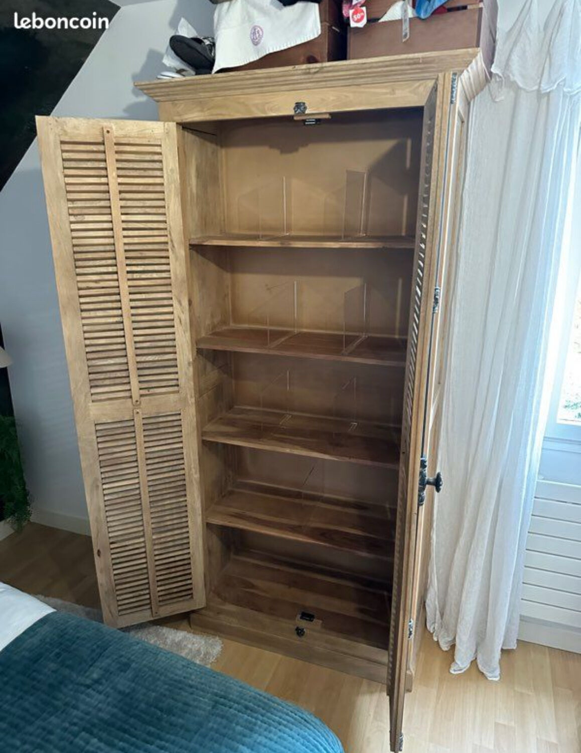 Armoire motif persienne et crémone métal