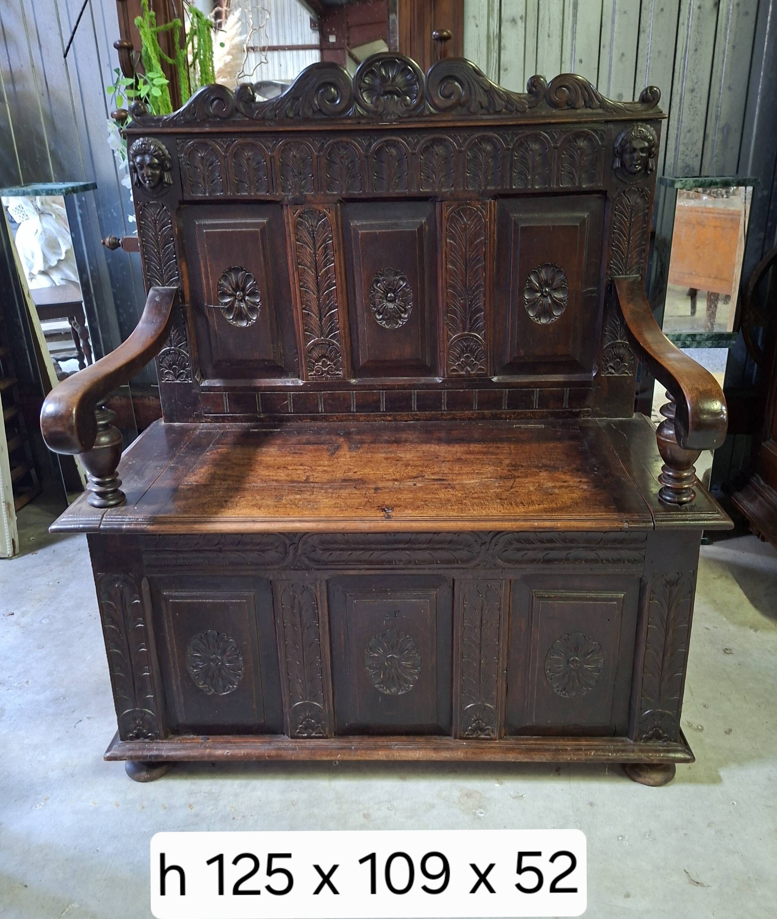 Banc coffre en bois richement sculpté – Style Renaissance – XIXe siècle
