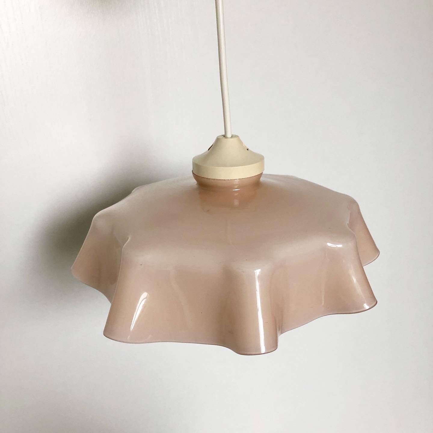 Suspension en opaline rose vintage