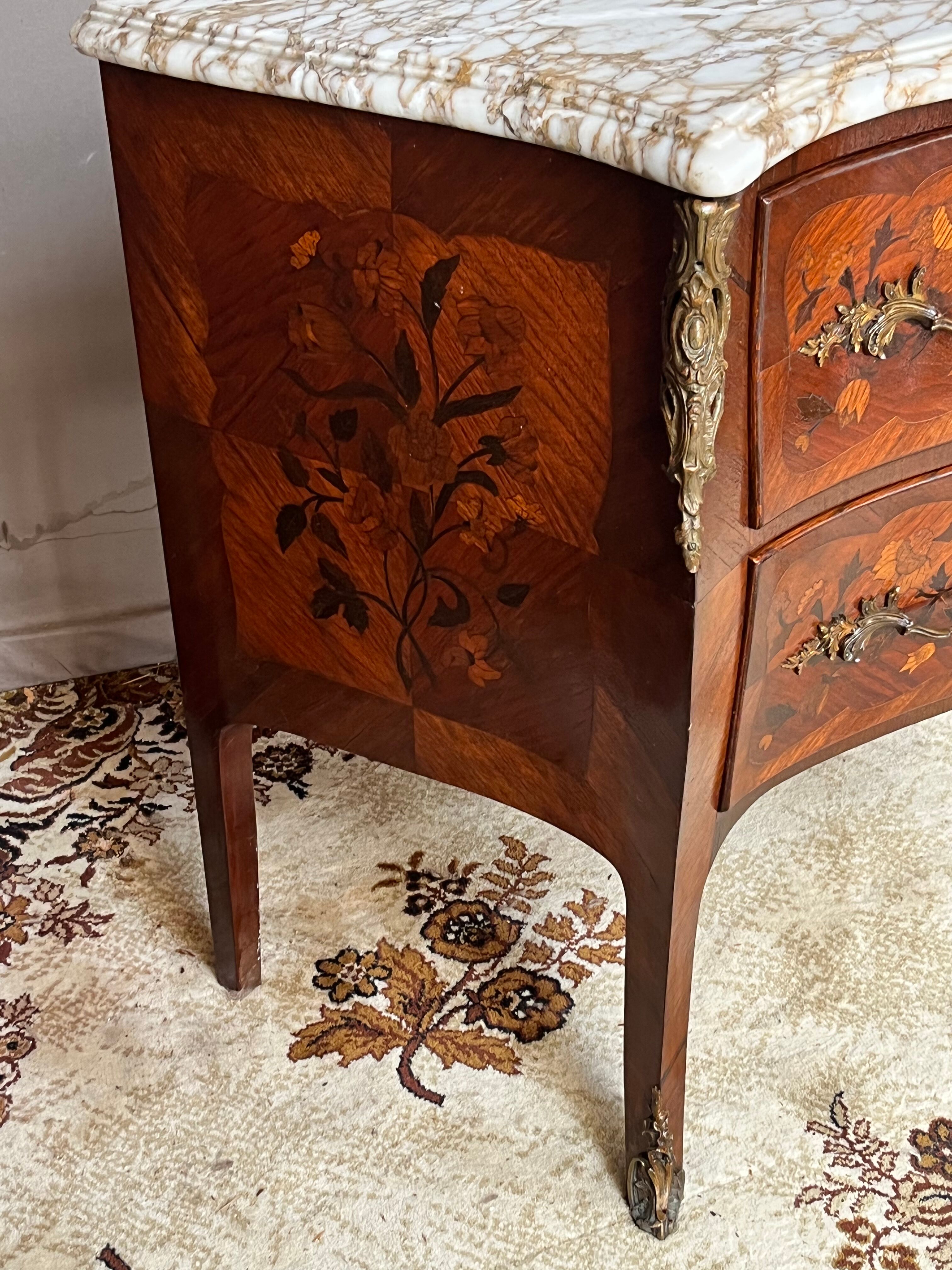 Curved marquetry chest of drawers