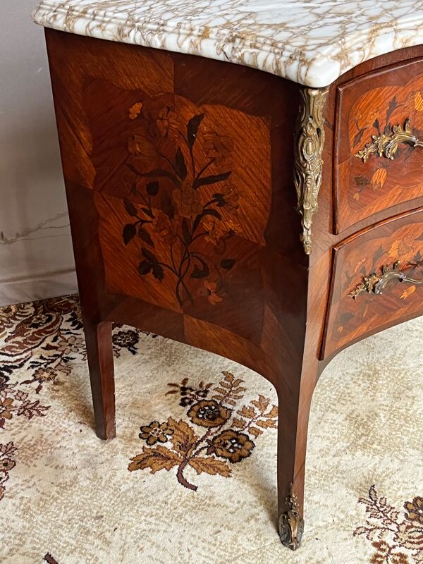 Commode galbée en marqueterie