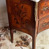 Commode galbée en marqueterie