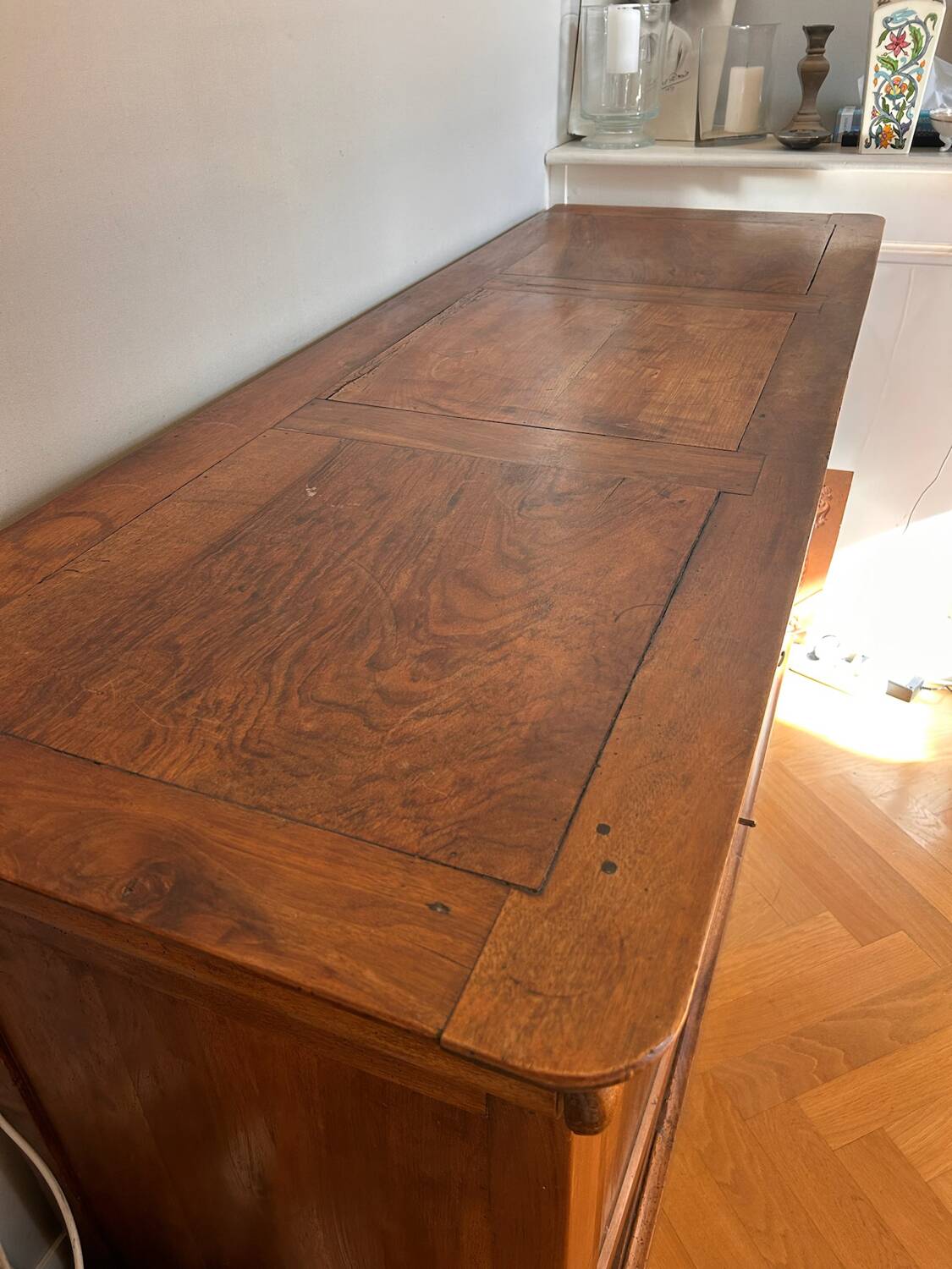 Classic style wooden sideboard