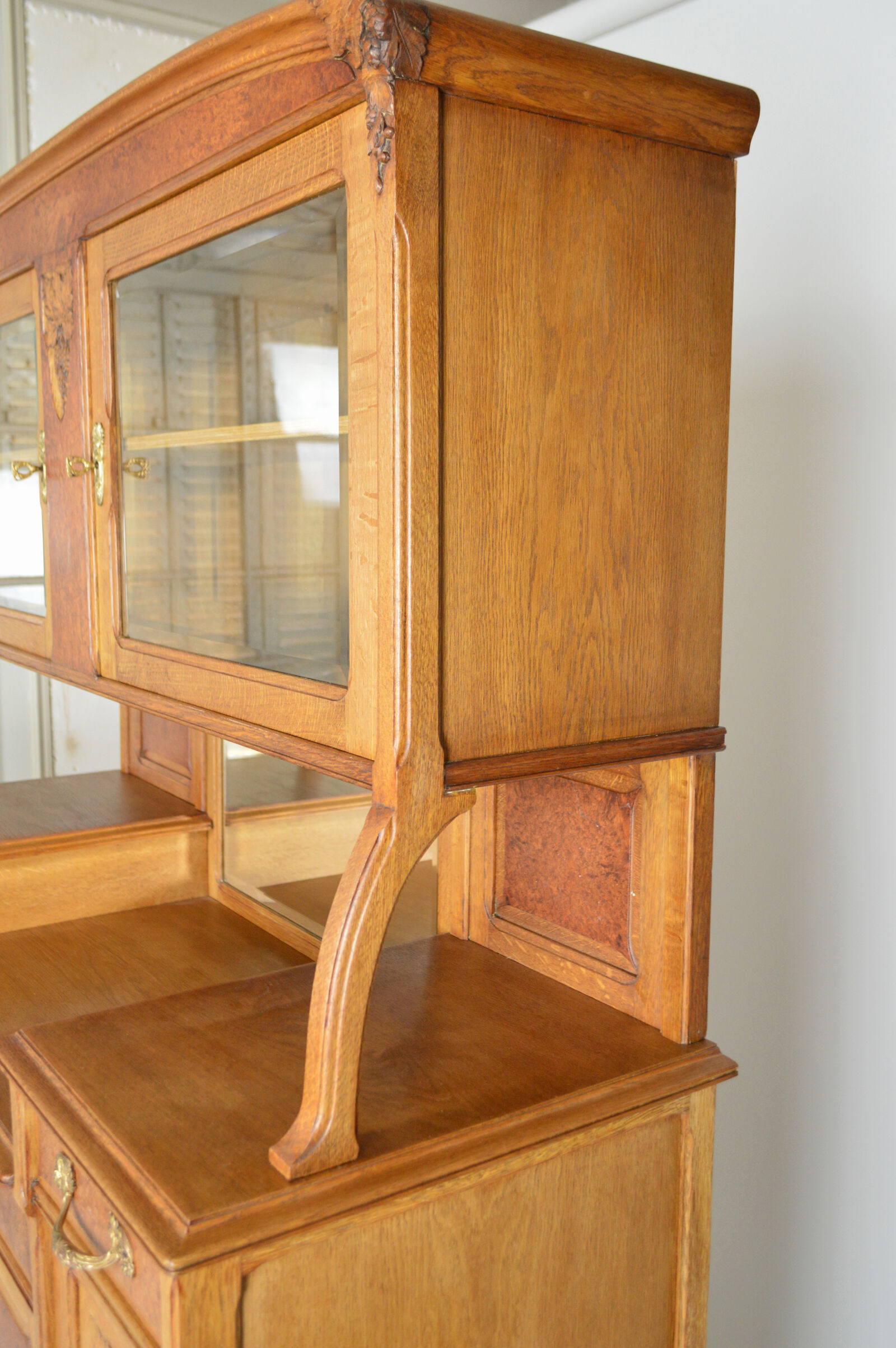 Buffet art nouveau en chêne et loupe, modèle au platane, vers 1910
