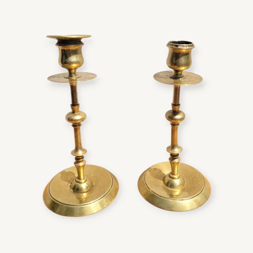 Paire d’anciens bougeoirs dorés