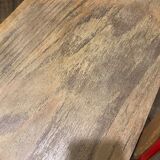 Table basse bois à deux poignées et scoubidou jaune