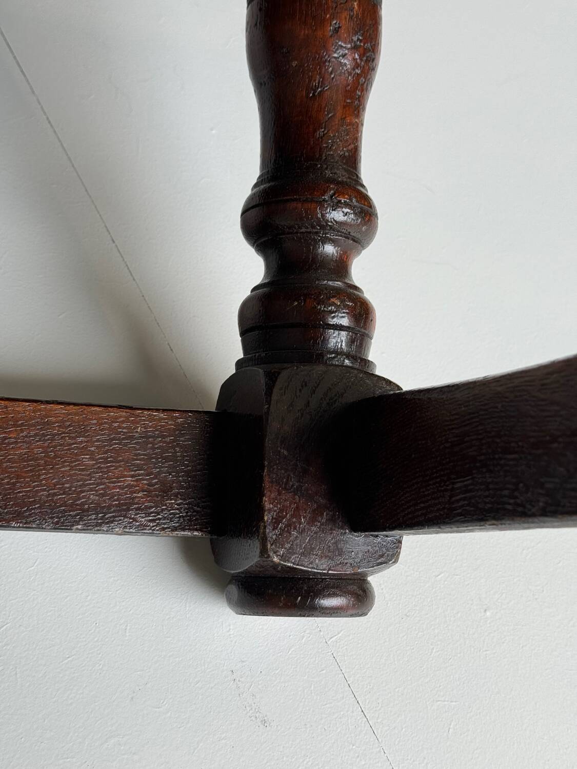 Table basse anglaise en bois par John Capon