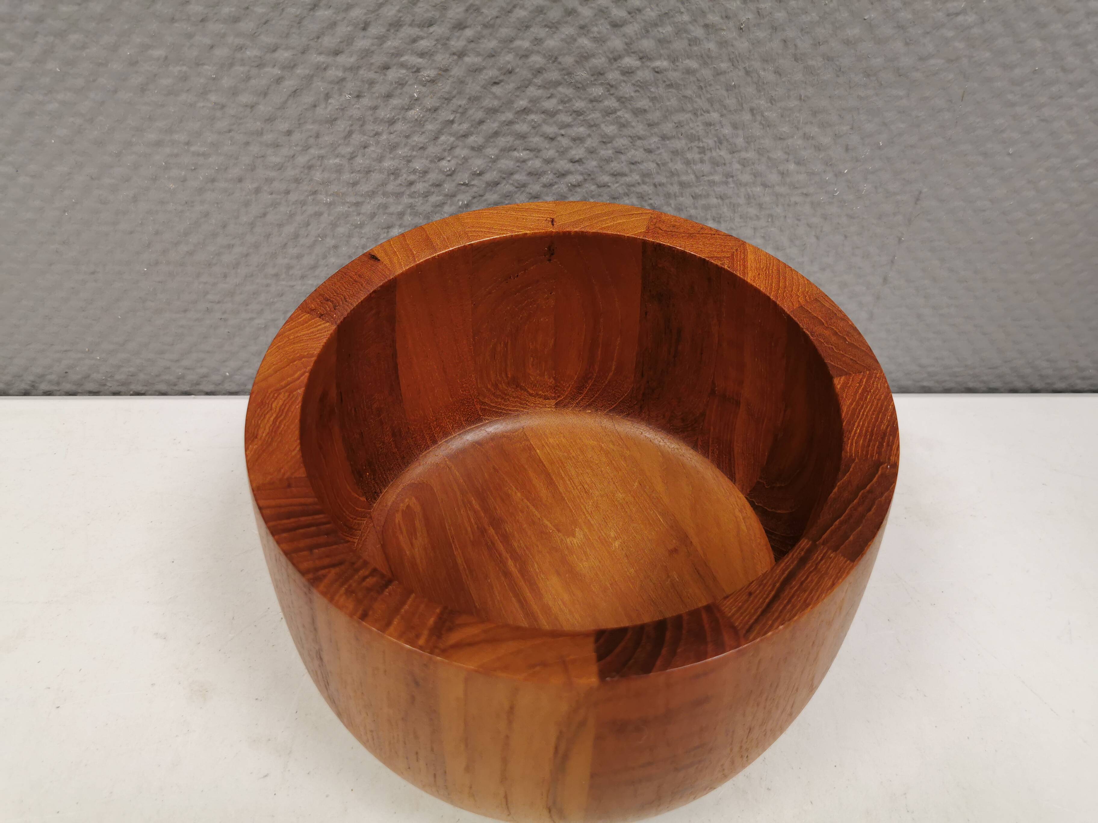 Beautiful large teak bowl from the 1970s by Nissen Denmark