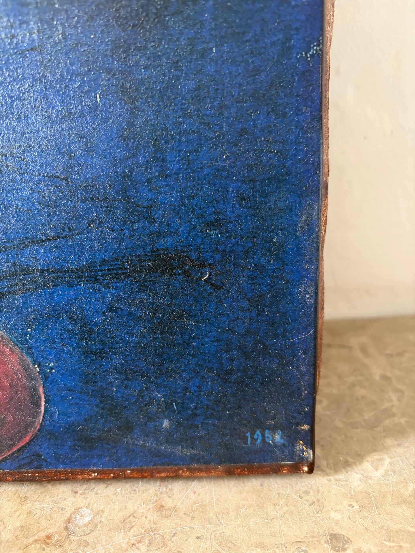 Bouquet rouge sur entablement, signé 1952