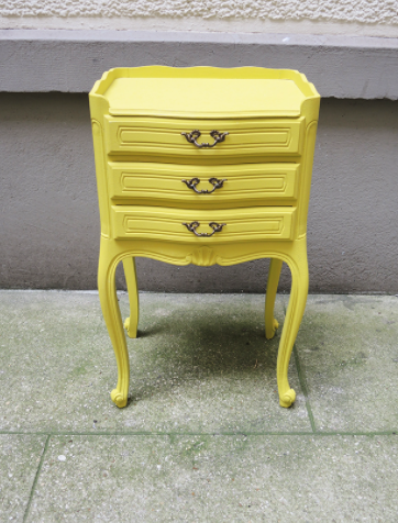 Table de chevet style Louis XV relookée en jaune