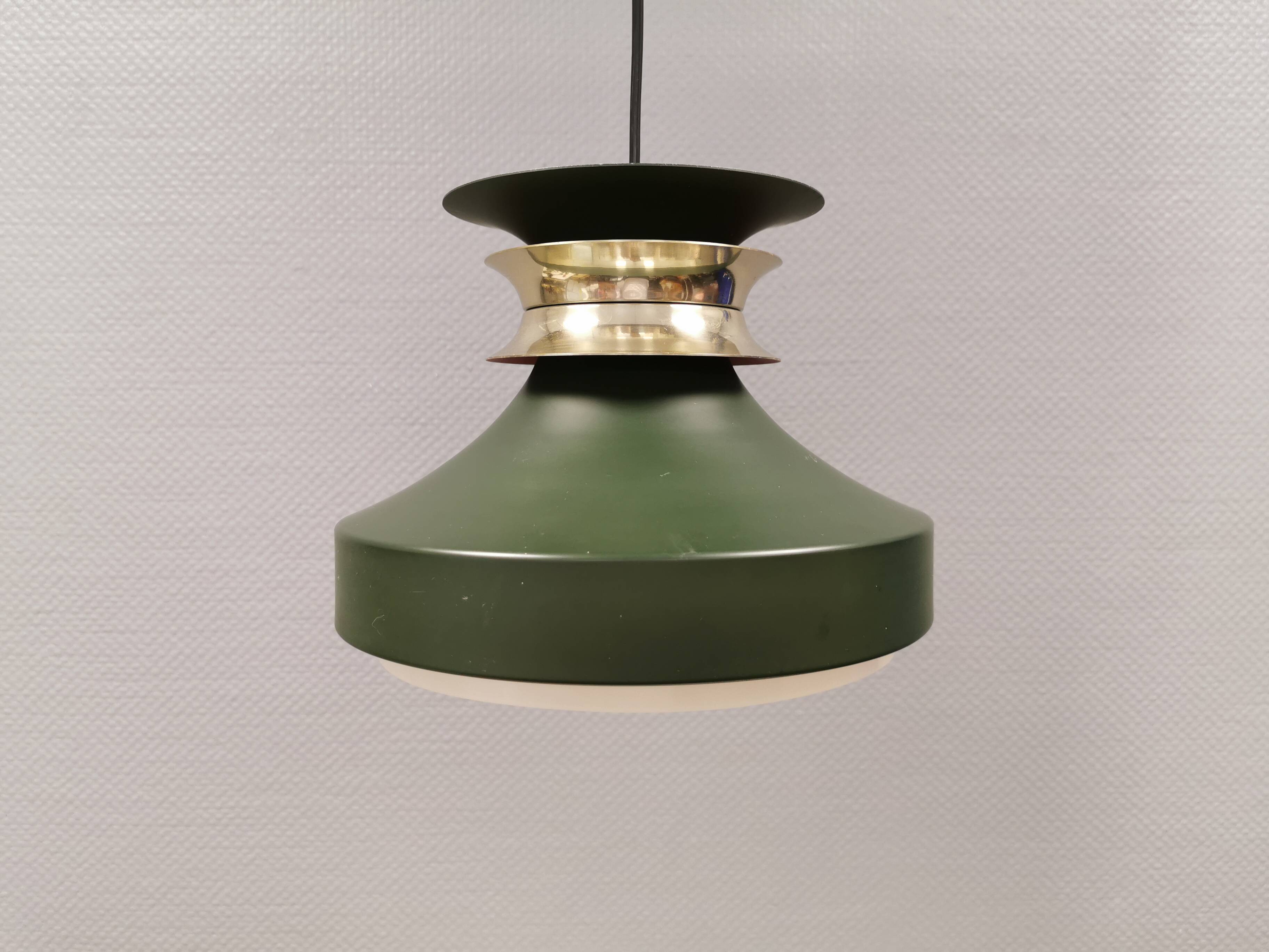 Hanging lamp in green lacquered metal with golden “ring” and bottom grille.