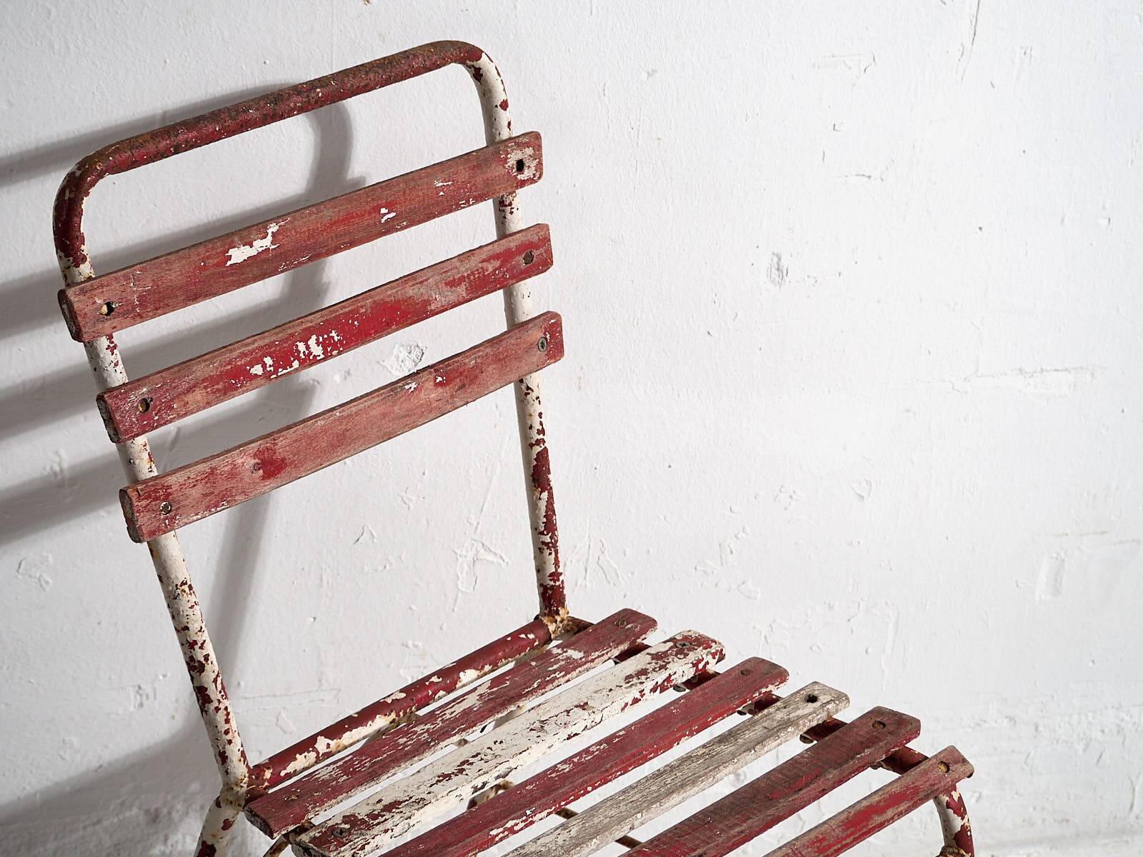 Antique red and white patio chairs (circa 1920). Set of 4 pieces