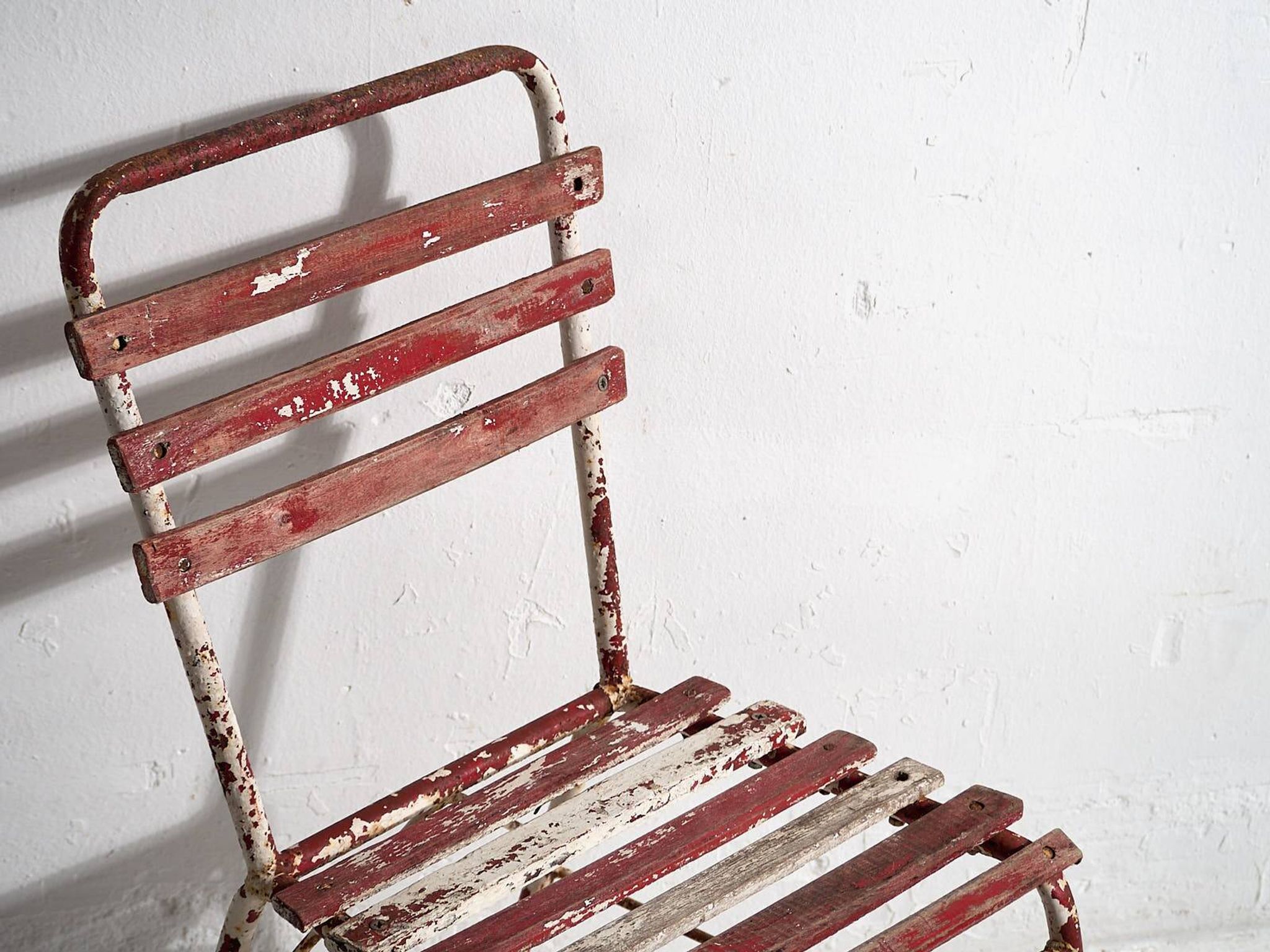Anciennes chaises de terrasse rouges et blanches (vers 1920). Ensemble de 4 pièces