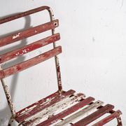 Anciennes chaises de terrasse rouges et blanches (vers 1920). Ensemble de 4 pièces