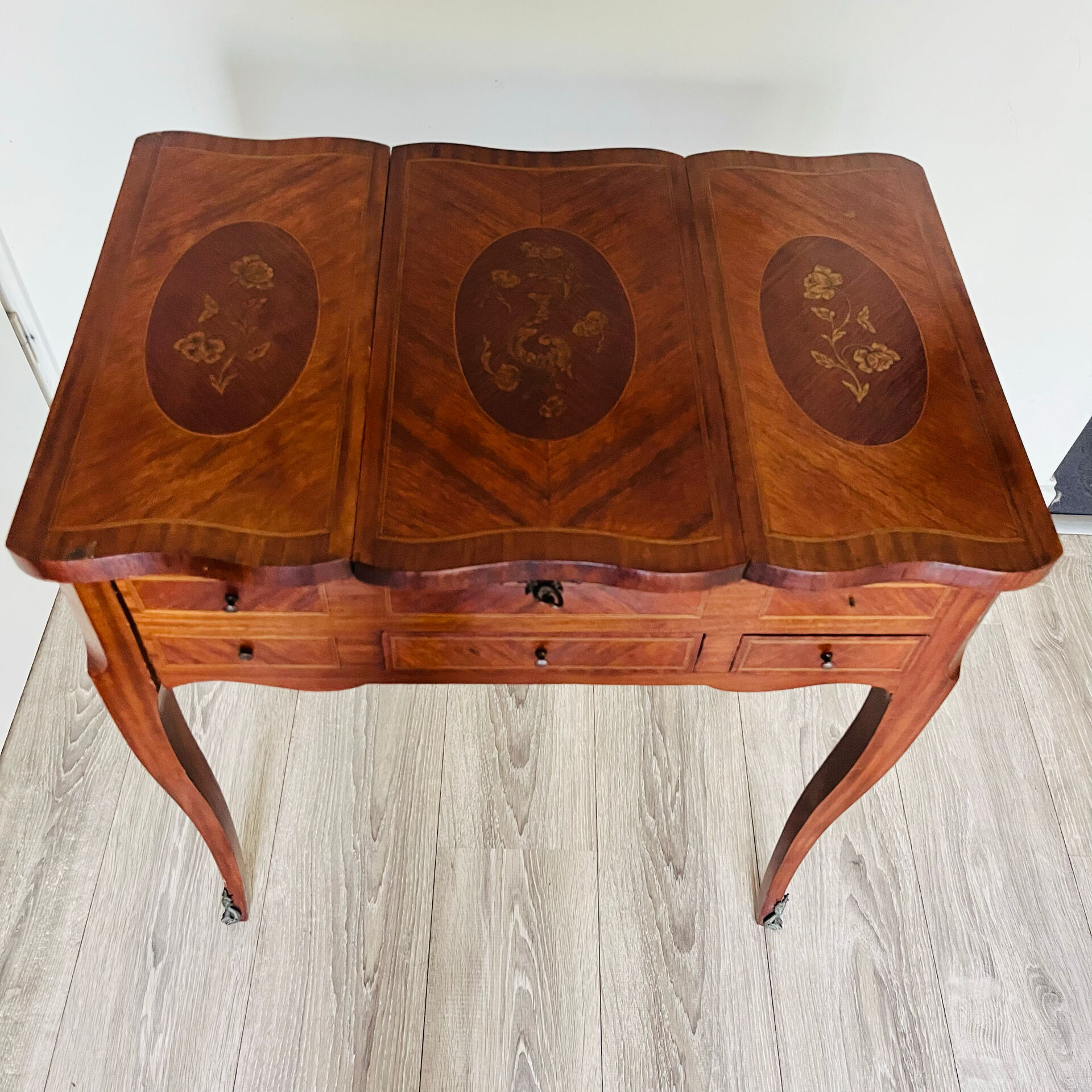 coiffeuse (ou table d'accouchée / poudreuse) de style Louis XV.
